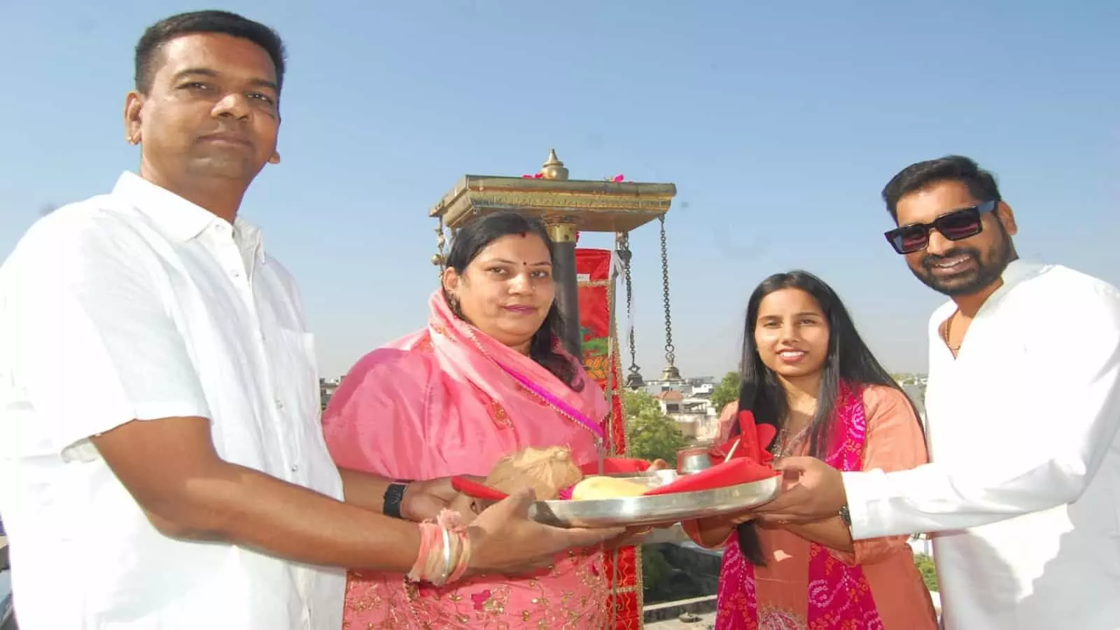 चित्तौड़गढ़ के ऋषभदेव जैन मंदिर में वार्षिक ध्वजारोहण कार्यक्रम के दौरान पूजा सामग्री के साथ खड़े श्रद्धालु। चित्तौड़गढ़ के ऋषभदेव जैन मंदिर में वार्षिक ध्वजारोहण कार्यक्रम के दौरान पूजा सामग्री के साथ खड़े श्रद्धालु।