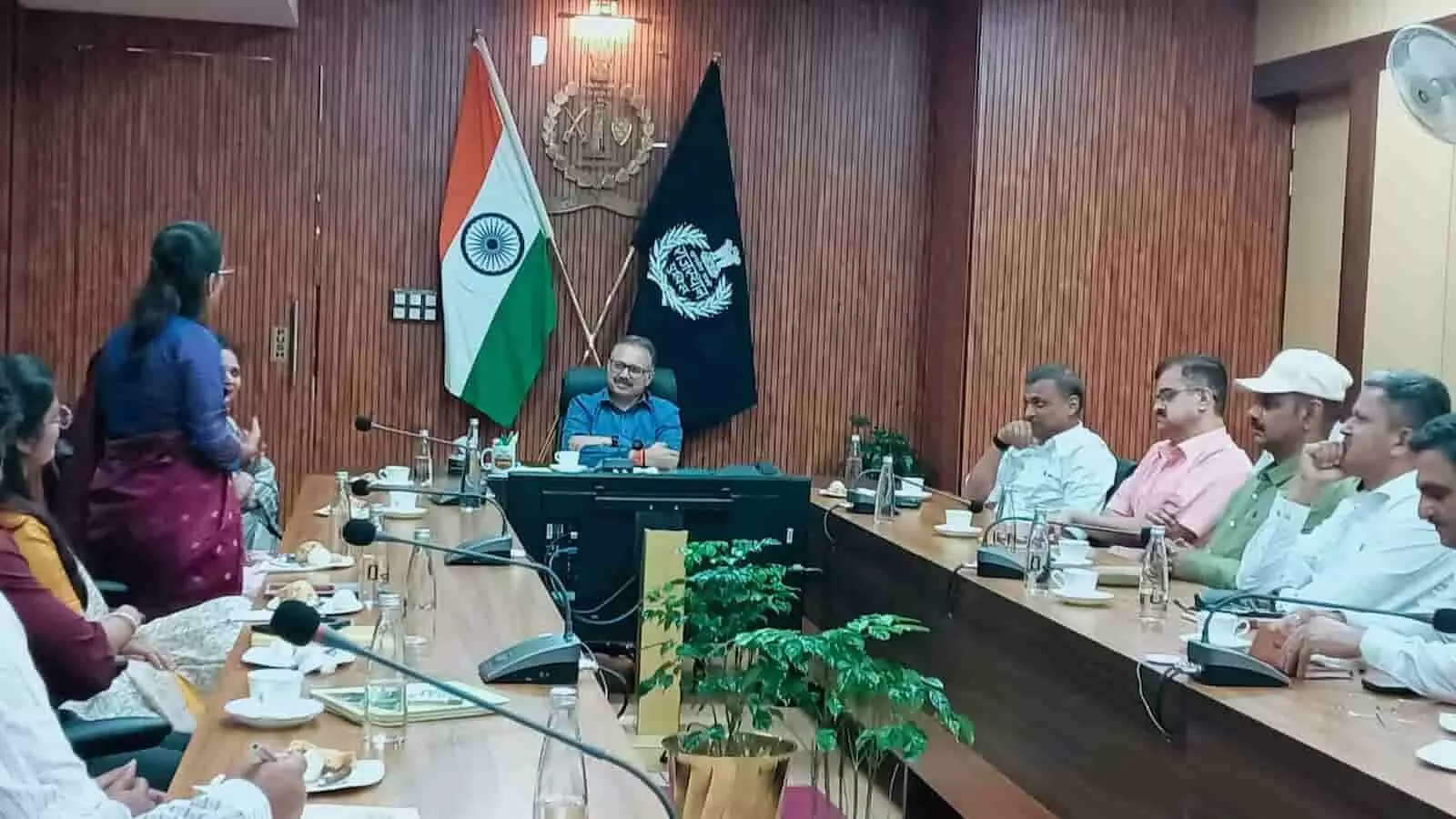 जयपुर पुलिस मुख्यालय में डीजीपी राजीव कुमार शर्मा और आईएफएस प्रोबेशनर्स के बीच वन संरक्षण एवं समन्वय पर चर्चा का दृश्य। जयपुर पुलिस मुख्यालय में डीजीपी राजीव कुमार शर्मा और आईएफएस प्रोबेशनर्स के बीच वन संरक्षण एवं समन्वय पर चर्चा का दृश्य।