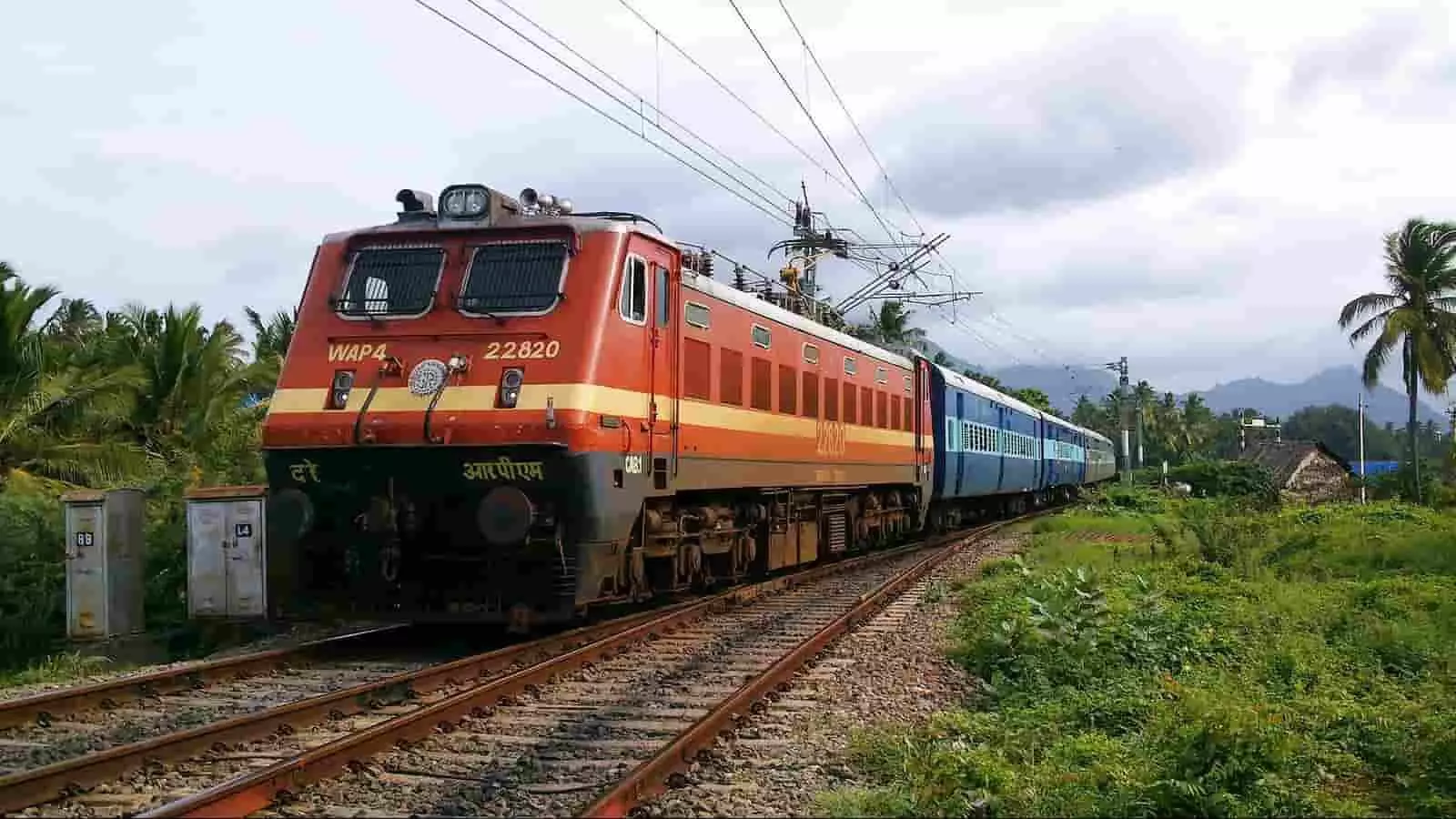 रेल की पटरियों पर दौड़ता हुआ लाल रंग का WAP-4 इलेक्ट्रिक लोकोमोटिव इंजन और पीछे जुड़ी नीली बोगियां। रेल की पटरियों पर दौड़ता हुआ लाल रंग का WAP-4 इलेक्ट्रिक लोकोमोटिव इंजन और पीछे जुड़ी नीली बोगियां।