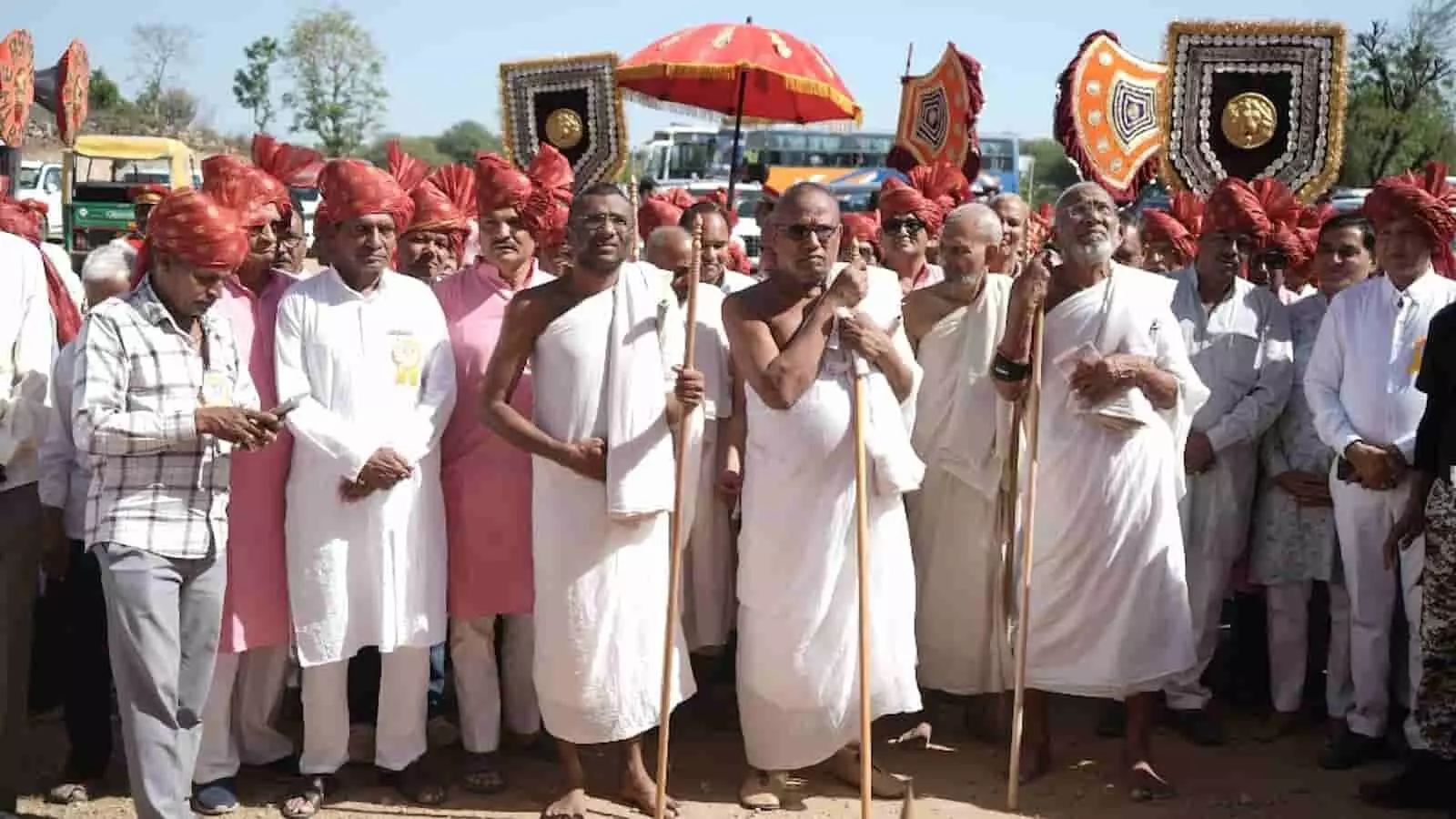 नाकोड़ा धाम पड़ासली में सफेद वस्त्र धारण किए जैन संत और अनुयायी भव्य मंगल प्रवेश जुलूस के दौरान।