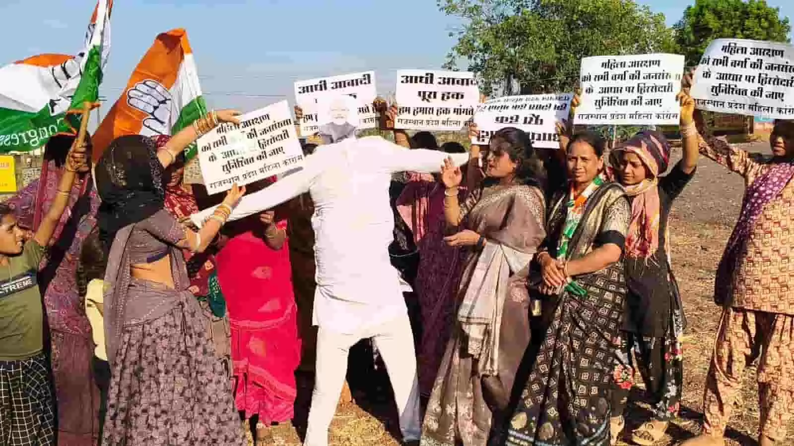 प्रतापगढ़ में महिला कांग्रेस कार्यकर्ता केंद्र सरकार के विरोध में प्रधानमंत्री का पुतला फूंककर प्रदर्शन कर रही हैं। प्रतापगढ़ में महिला कांग्रेस कार्यकर्ता केंद्र सरकार के विरोध में प्रधानमंत्री का पुतला फूंककर प्रदर्शन कर रही हैं।