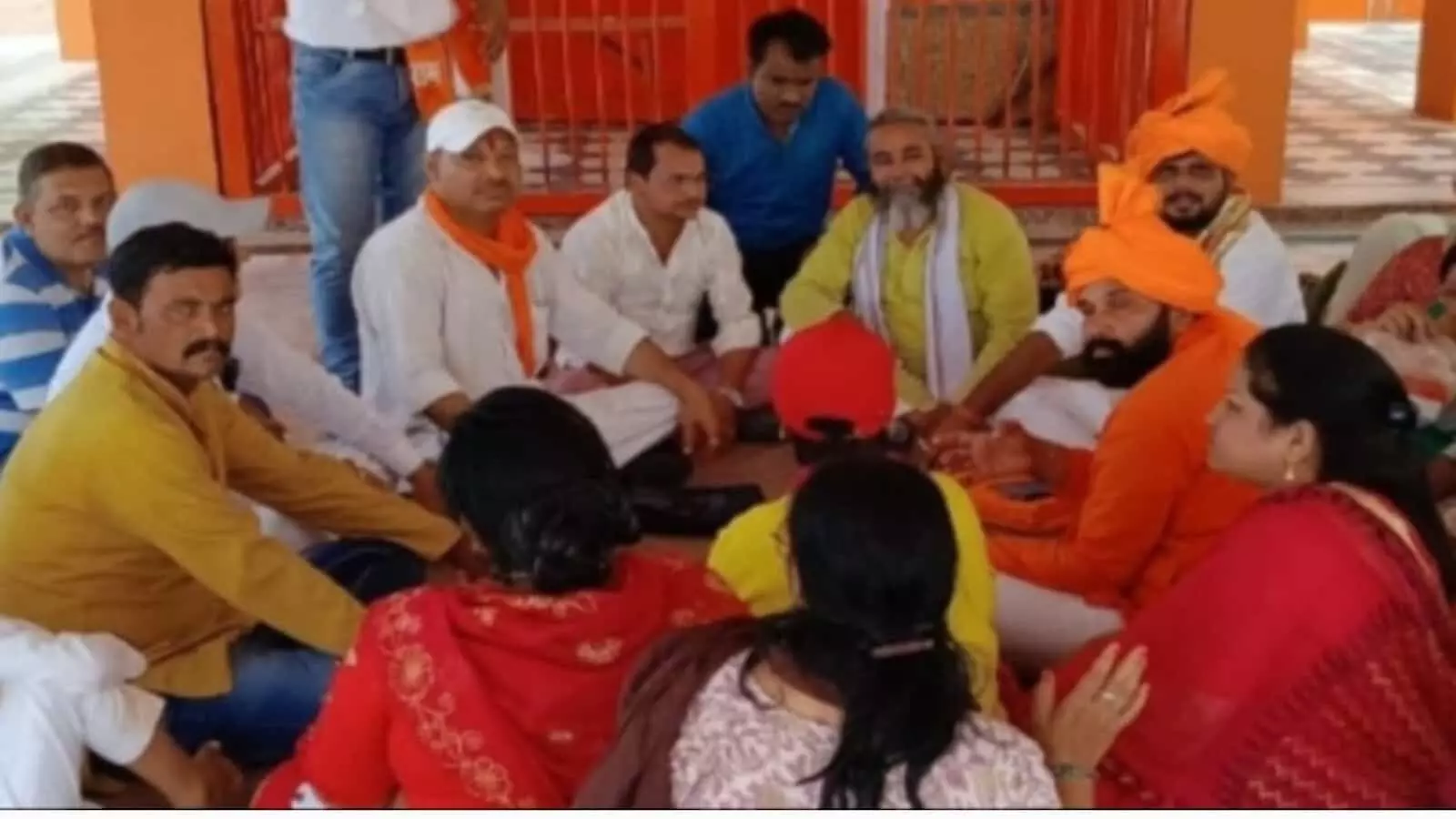 गंगापुर सिटी के सीताराम मंदिर में गौ माता को राष्ट्र माता घोषित कराने हेतु बैठक करते गौ सेवक। गंगापुर सिटी के सीताराम मंदिर में गौ माता को राष्ट्र माता घोषित कराने हेतु बैठक करते गौ सेवक।