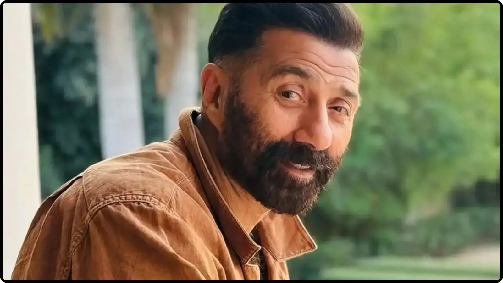 भूरे रंग की जैकेट पहने अभिनेता सनी देओल का एक फिल्म से लिया गया चित्र। भूरे रंग की जैकेट पहने अभिनेता सनी देओल का एक फिल्म से लिया गया चित्र।