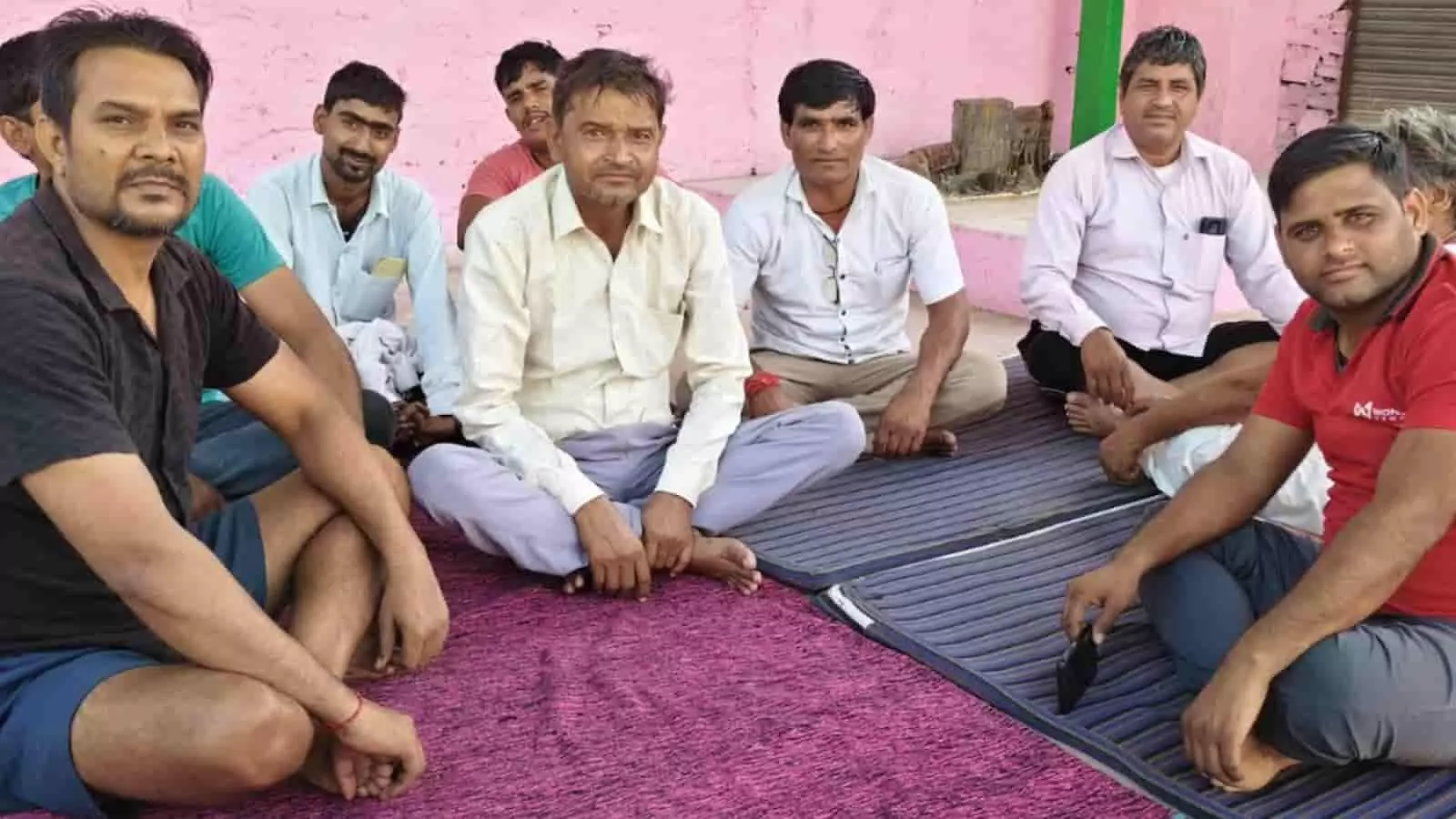 भरतपुर के पथैना में पानी की समस्या पर भूख हड़ताल पर बैठे देवा पहलवान और ग्रामीण लोग। भरतपुर के पथैना में पानी की समस्या पर भूख हड़ताल पर बैठे देवा पहलवान और ग्रामीण लोग।