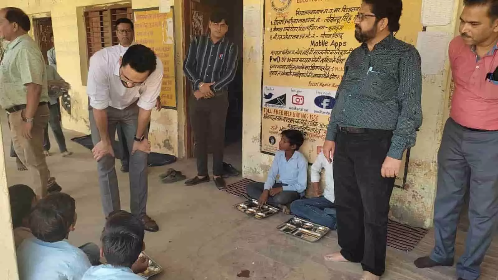भरतपुर जिला कलक्टर कमर चौधरी सेवर के सरकारी स्कूल में बच्चों के साथ मिड-डे मील और शिक्षा पर संवाद करते हुए।