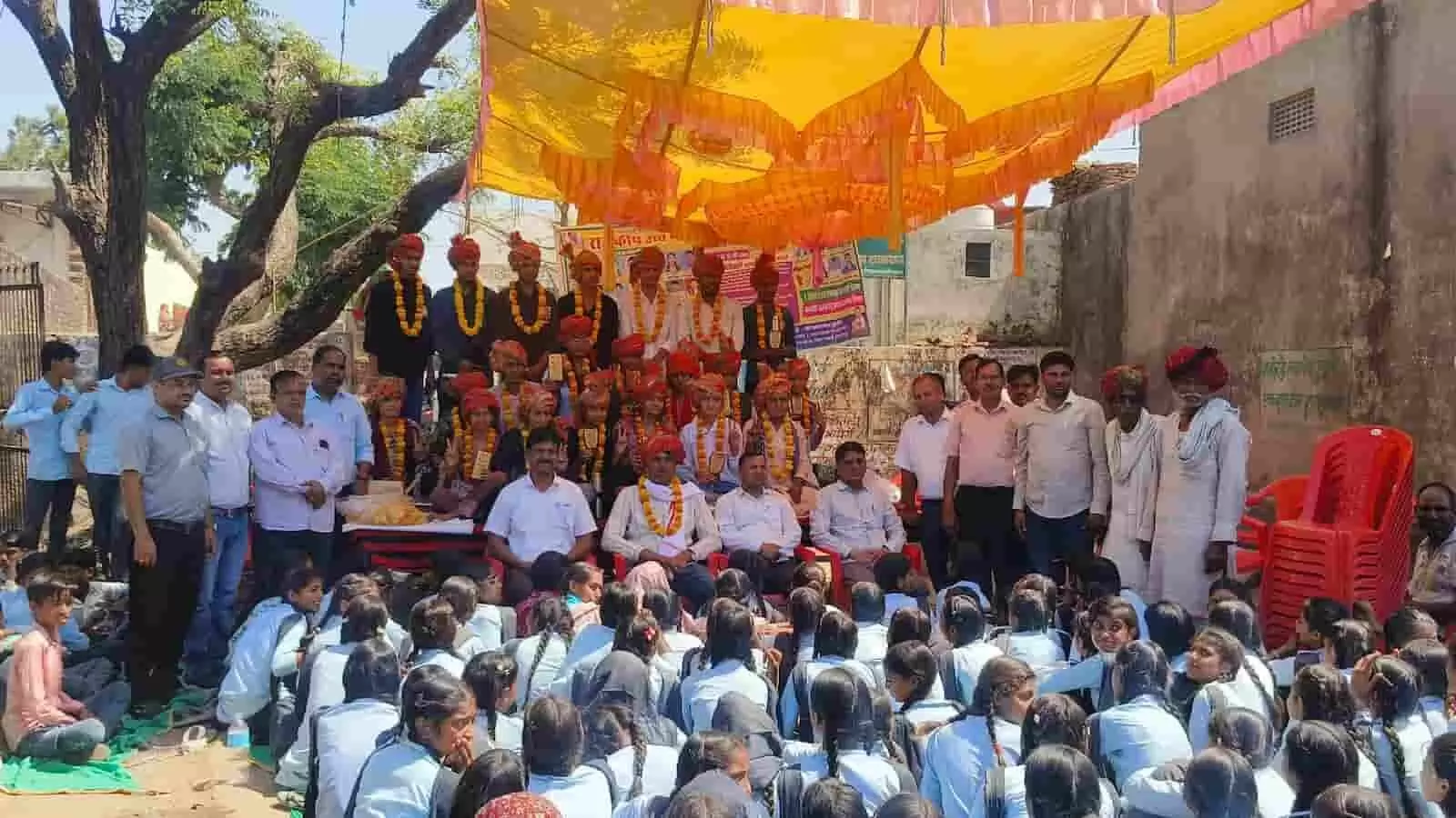 सवाई माधोपुर के बागडोली गांव में मेधावी विद्यार्थियों के सम्मान समारोह में उपस्थित ग्रामीण और छात्र। सवाई माधोपुर के बागडोली गांव में मेधावी विद्यार्थियों के सम्मान समारोह में उपस्थित ग्रामीण और छात्र।