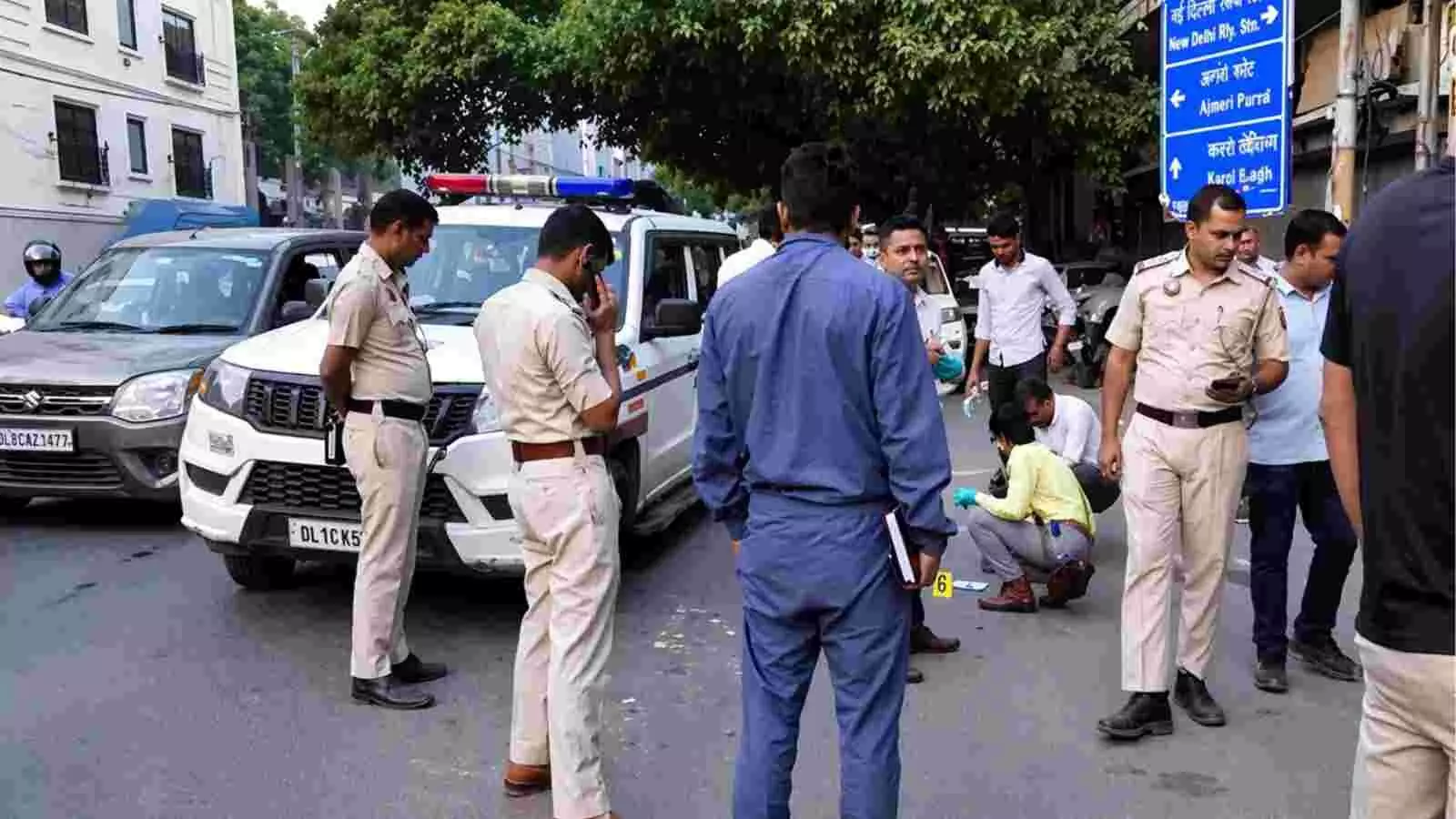 दिल्ली पुलिस के जवान और फॉरेंसिक टीम करोल बाग में गोलीबारी वाली जगह पर जांच कर रहे हैं। दिल्ली पुलिस के जवान और फॉरेंसिक टीम करोल बाग में गोलीबारी वाली जगह पर जांच कर रहे हैं।