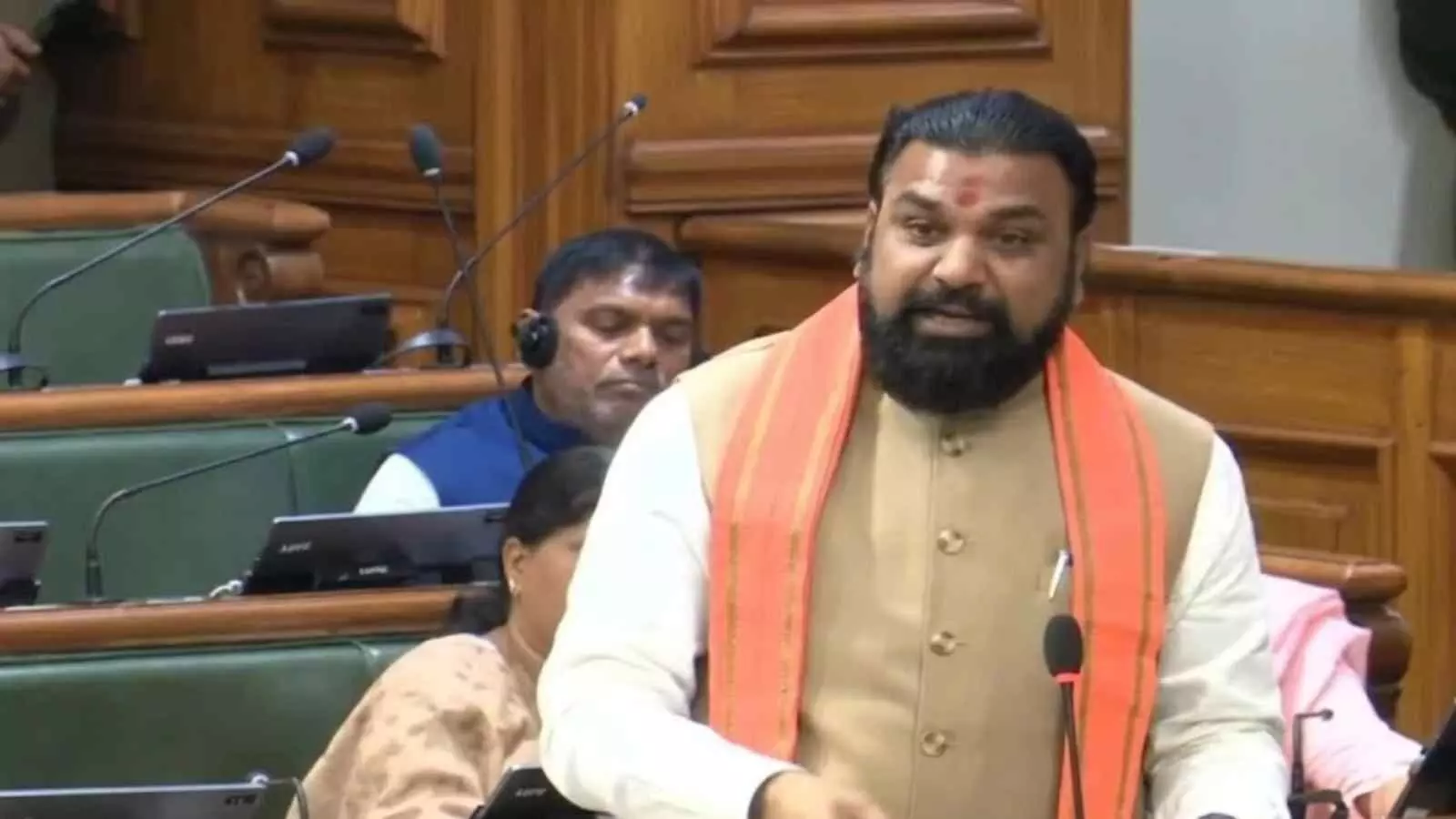 सदन के अंदर पोडियम पर खड़े होकर भाषण देते हुए मुख्यमंत्री सम्राट चौधरी बिहार विधानसभा में। सदन के अंदर पोडियम पर खड़े होकर भाषण देते हुए मुख्यमंत्री सम्राट चौधरी बिहार विधानसभा में।