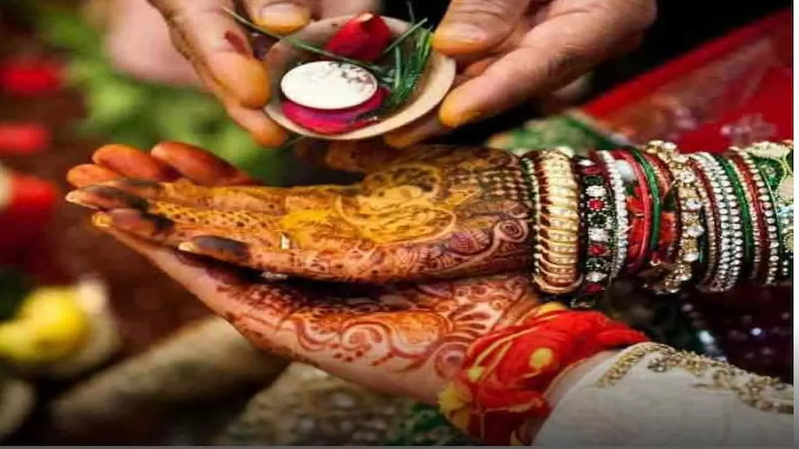 भरतपुर में मुख्यमंत्री कन्यादान योजना के तहत विवाह की रस्म निभाते हाथ और गहने पहने वधु।