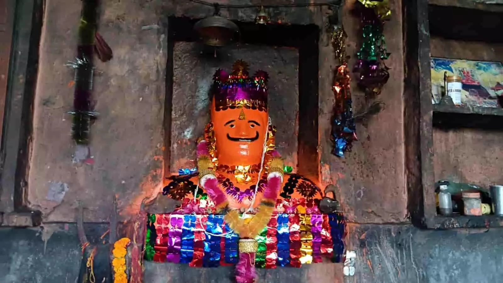 नरहरपुर के काल भैरव मंदिर में फूलों और वस्त्रों से श्रृंगारित बाबा काल भैरव की मूर्ति दिखाई दे रही है। नरहरपुर के काल भैरव मंदिर में फूलों और वस्त्रों से श्रृंगारित बाबा काल भैरव की मूर्ति दिखाई दे रही है।