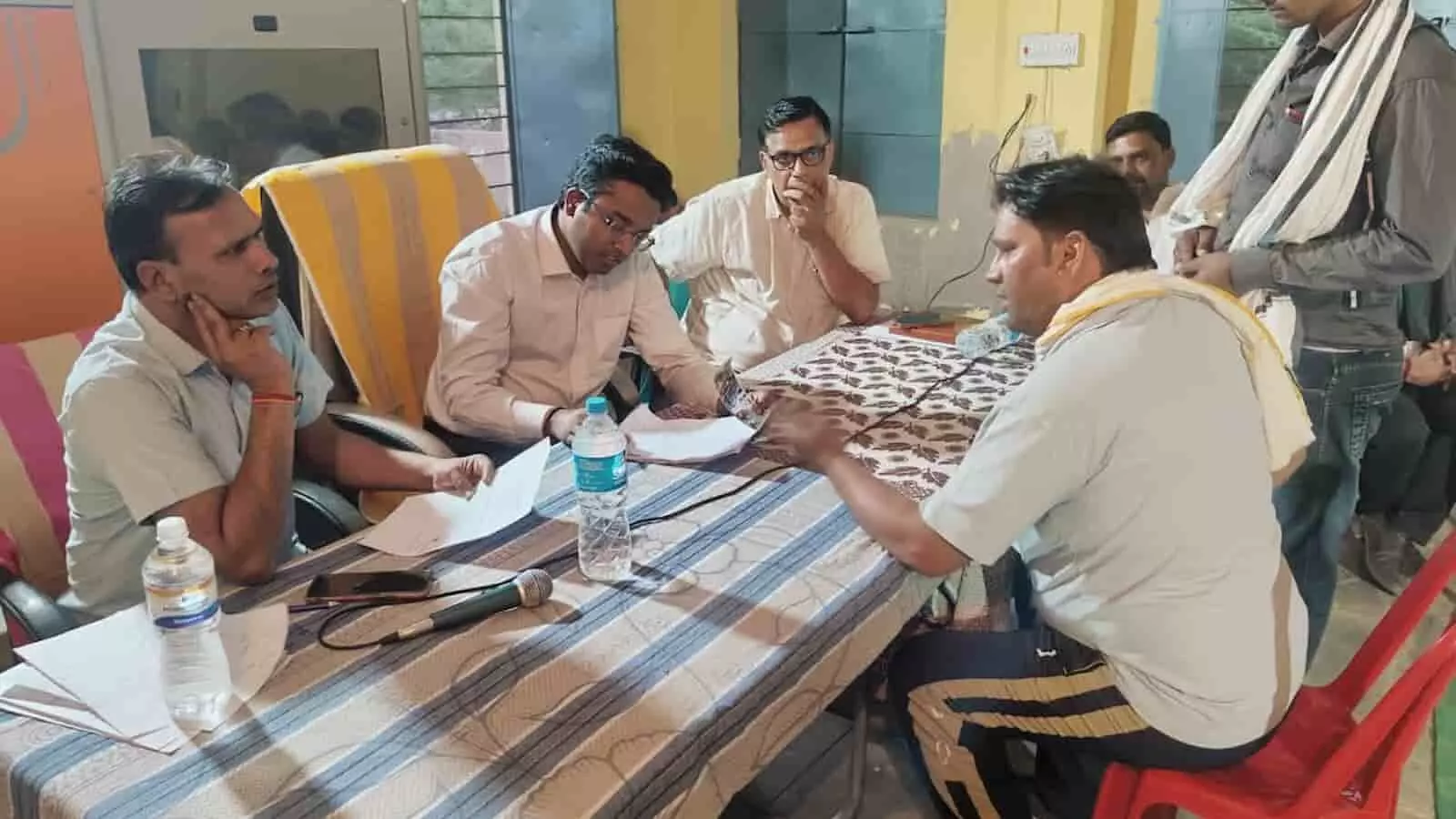 डीग जिले की ग्राम पंचायत रसिया में रात्रि चौपाल के दौरान ग्रामीणों से संवाद करते जिला कलेक्टर मयंक मनीष। डीग जिले की ग्राम पंचायत रसिया में रात्रि चौपाल के दौरान ग्रामीणों से संवाद करते जिला कलेक्टर मयंक मनीष।