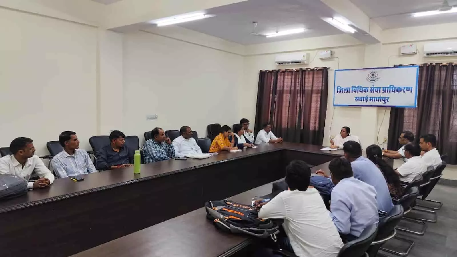 सवाई माधोपुर एडीआर सेंटर में बैठक लेती सचिव समीक्षा गौतम और उपस्थित पैनल अधिवक्ता। सवाई माधोपुर एडीआर सेंटर में बैठक लेती सचिव समीक्षा गौतम और उपस्थित पैनल अधिवक्ता।