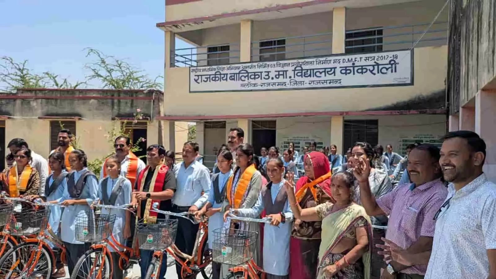 कांकरोली के सरकारी स्कूल में साइकिल के साथ खड़ी छात्राएं और अतिथि समारोह के दौरान।