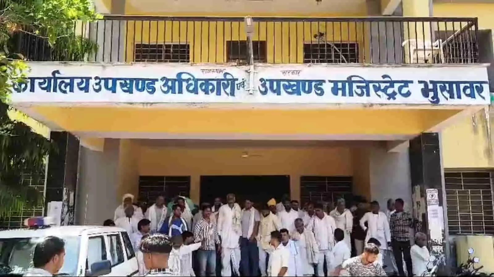 भुसावर के उपखंड कार्यालय के बाहर गुरुवार को अपनी मांगों को लेकर प्रदर्शन करते हुए पीड़ित परिवार के सदस्य और ग्रामीण। भुसावर के उपखंड कार्यालय के बाहर गुरुवार को अपनी मांगों को लेकर प्रदर्शन करते हुए पीड़ित परिवार के सदस्य और ग्रामीण।