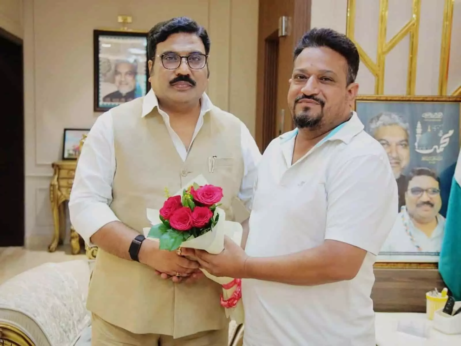 जयपुर में एमडी चोपदार को गुलदस्ता भेंट करते अनवर हुसैन शाह अल्पसंख्यक विभाग के कार्यक्रम में। जयपुर में एमडी चोपदार को गुलदस्ता भेंट करते अनवर हुसैन शाह अल्पसंख्यक विभाग के कार्यक्रम में।