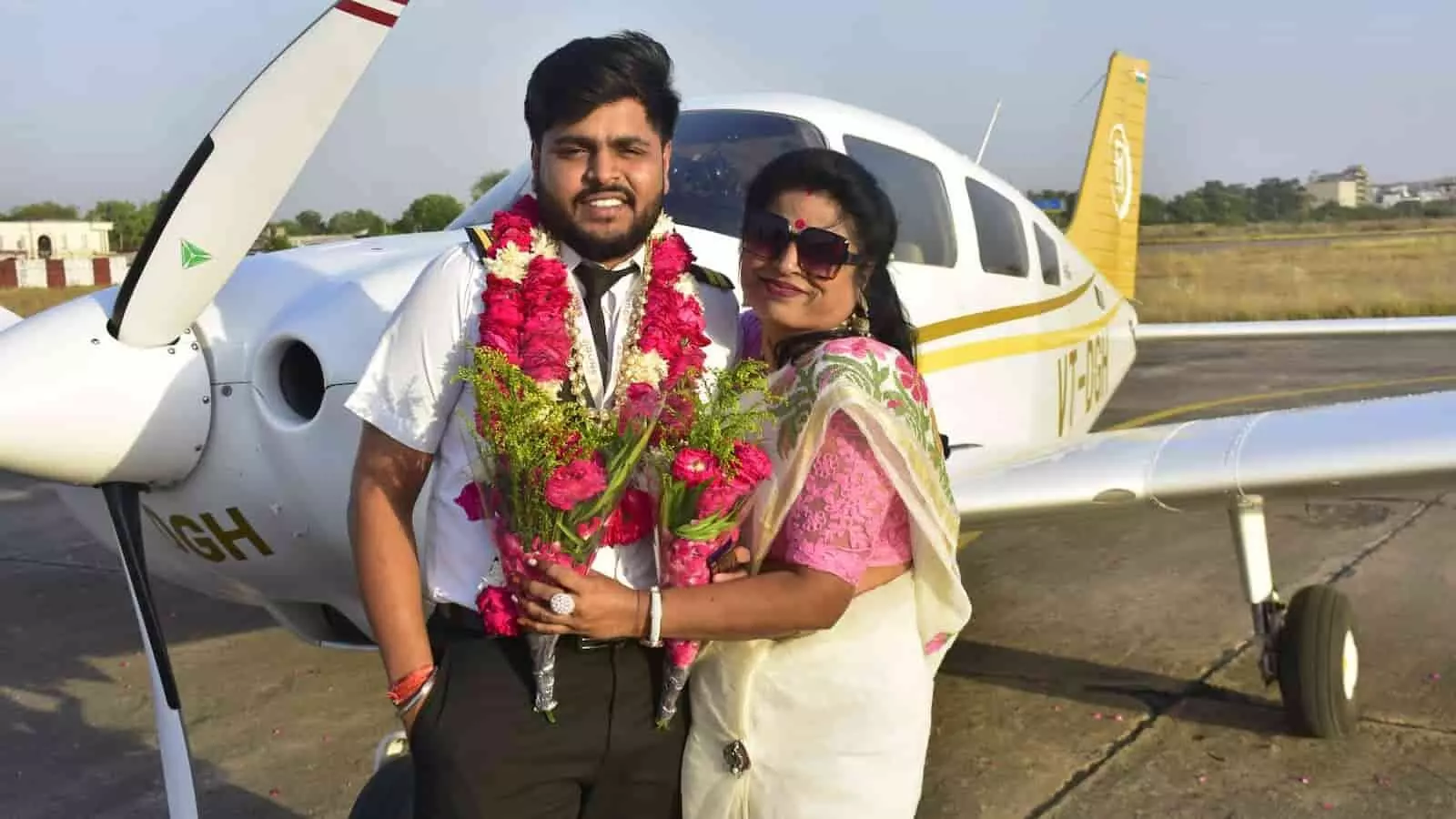कोटा एयरपोर्ट रनवे पर विमान के सामने खड़े प्रशिक्षु पायलट मोहक जैन और उनका परिवार। कोटा एयरपोर्ट रनवे पर विमान के सामने खड़े प्रशिक्षु पायलट मोहक जैन और उनका परिवार।