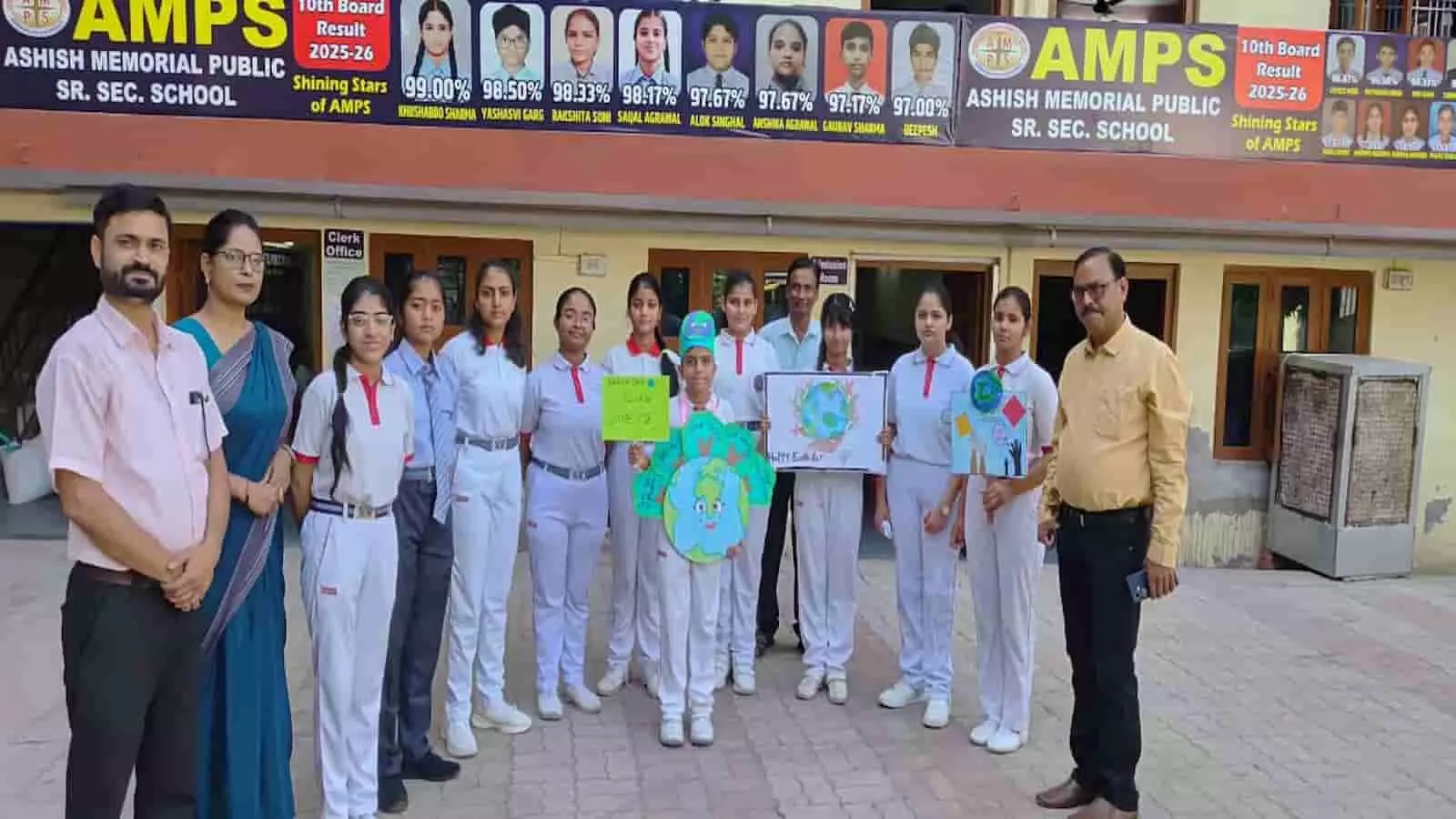 हिंडौन के आशीष मेमोरियल स्कूल में पृथ्वी दिवस पर पोस्टर थामे विद्यार्थी और शिक्षक। हिंडौन के आशीष मेमोरियल स्कूल में पृथ्वी दिवस पर पोस्टर थामे विद्यार्थी और शिक्षक।