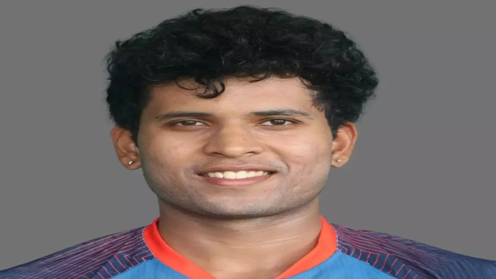 नीली जर्सी में मुस्कुराते हुए युवा भारतीय क्रिकेटर माधव तिवारी का क्लोजअप शॉट। नीली जर्सी में मुस्कुराते हुए युवा भारतीय क्रिकेटर माधव तिवारी का क्लोजअप शॉट।