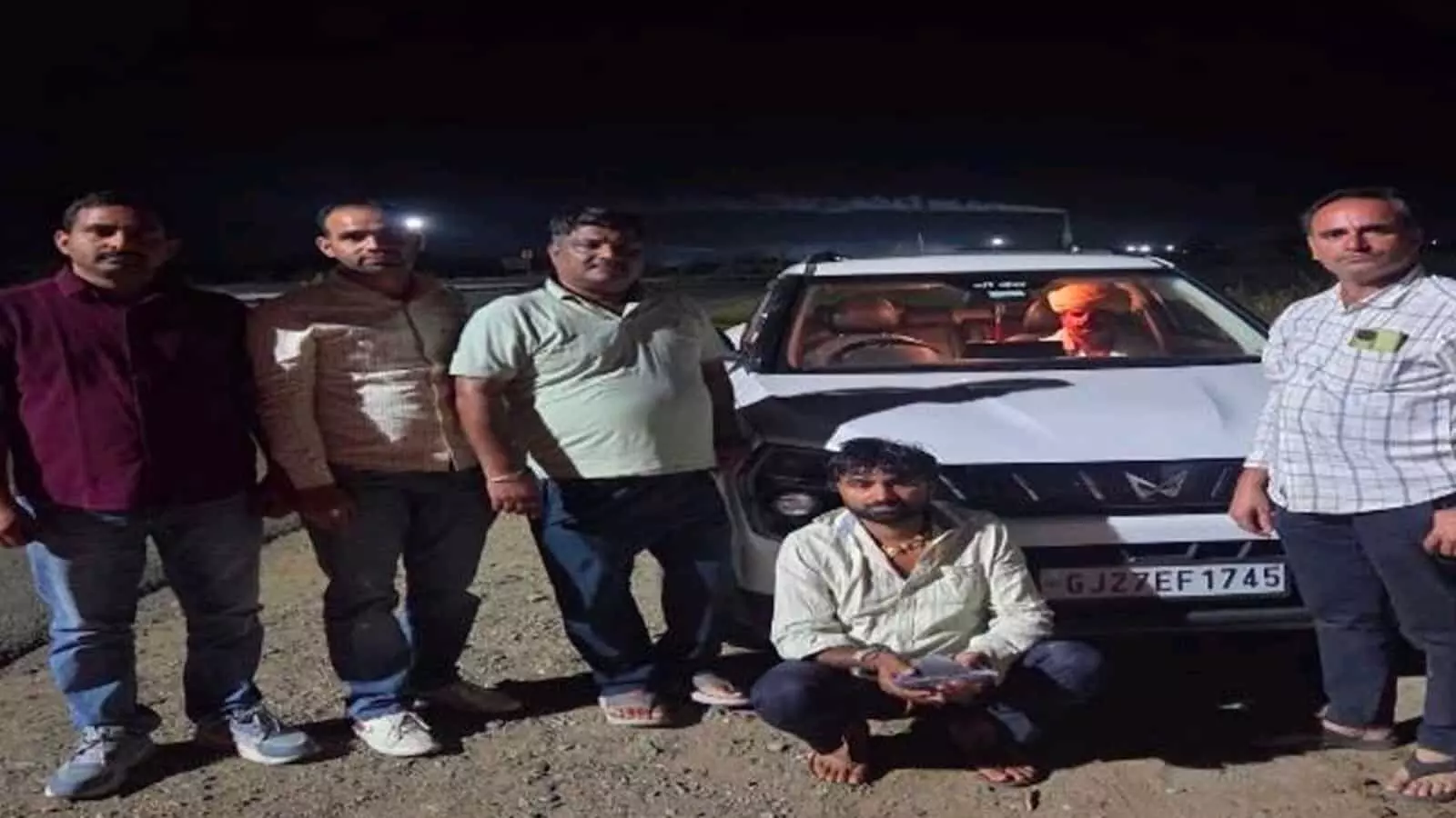 निम्बाहेड़ा बायपास पर लग्जरी गाड़ी के पास पुलिस टीम की निगरानी में खड़े गिरफ्तार दो आरोपी। निम्बाहेड़ा बायपास पर लग्जरी गाड़ी के पास पुलिस टीम की निगरानी में खड़े गिरफ्तार दो आरोपी।