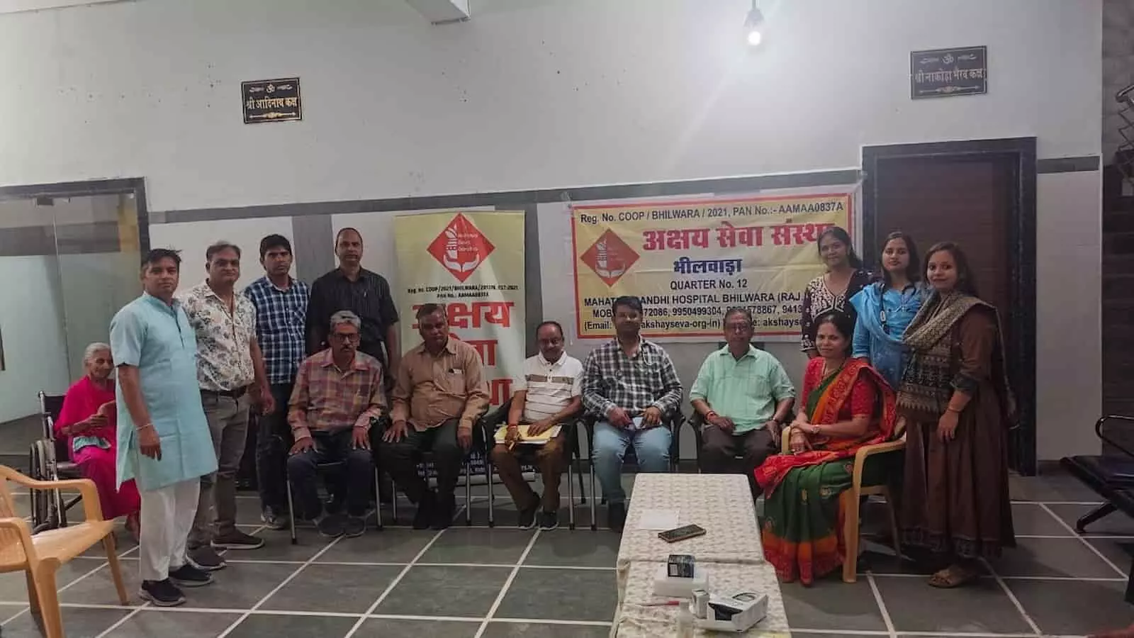 भीलवाड़ा के वृद्धाश्रम में अक्षय सेवा संस्था के सदस्य स्वास्थ्य जांच शिविर के दौरान बैनर के साथ खड़े हैं। भीलवाड़ा के वृद्धाश्रम में अक्षय सेवा संस्था के सदस्य स्वास्थ्य जांच शिविर के दौरान बैनर के साथ खड़े हैं।