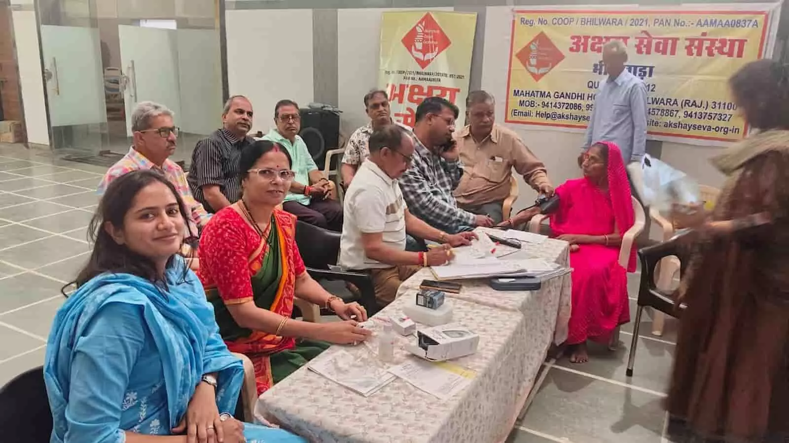 भीलवाड़ा के वृद्धाश्रम में अक्षय सेवा संस्था द्वारा आयोजित स्वास्थ्य शिविर में मेडिकल चेकअप करवाते वृद्धजन। भीलवाड़ा के वृद्धाश्रम में अक्षय सेवा संस्था द्वारा आयोजित स्वास्थ्य शिविर में मेडिकल चेकअप करवाते वृद्धजन।