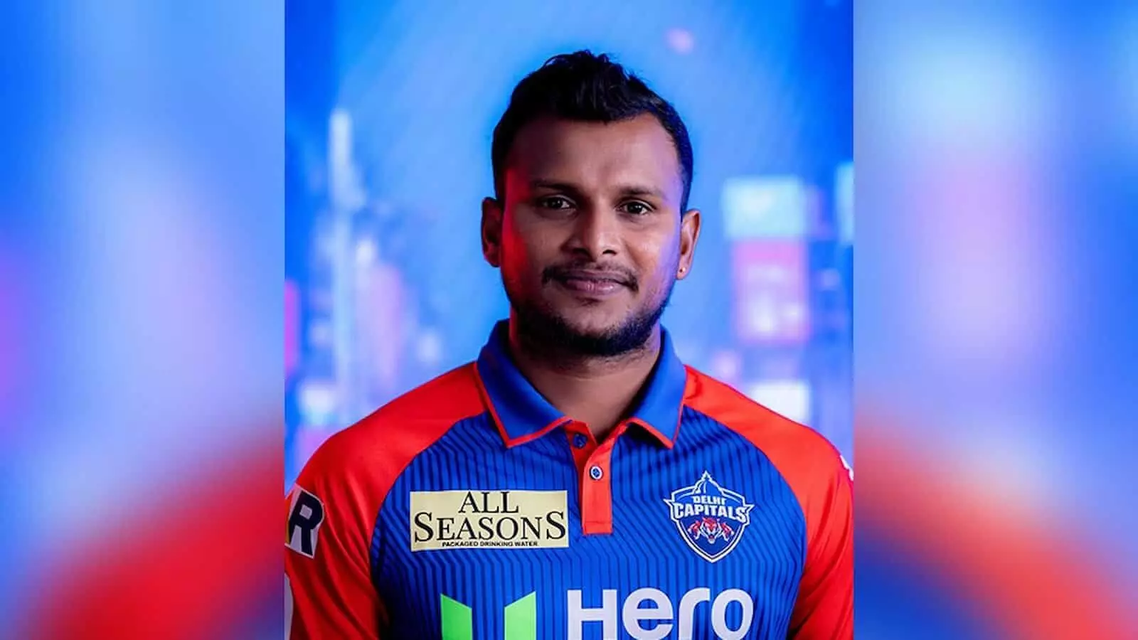 नीली और लाल जर्सी पहने हुए भारतीय क्रिकेटर टी. नटराजन का दिल्ली कैपिटल्स के आधिकारिक फोटोशूट के दौरान का चित्र। नीली और लाल जर्सी पहने हुए भारतीय क्रिकेटर टी. नटराजन का दिल्ली कैपिटल्स के आधिकारिक फोटोशूट के दौरान का चित्र।