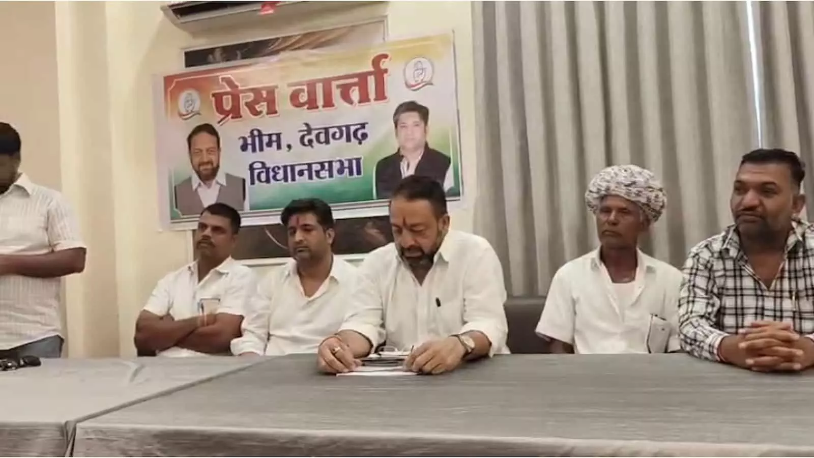 भीम विधानसभा क्षेत्र की प्रेस वार्ता में मेज पर बैठे पूर्व विधायक सुदर्शन सिंह रावत और अन्य लोग। भीम विधानसभा क्षेत्र की प्रेस वार्ता में मेज पर बैठे पूर्व विधायक सुदर्शन सिंह रावत और अन्य लोग।