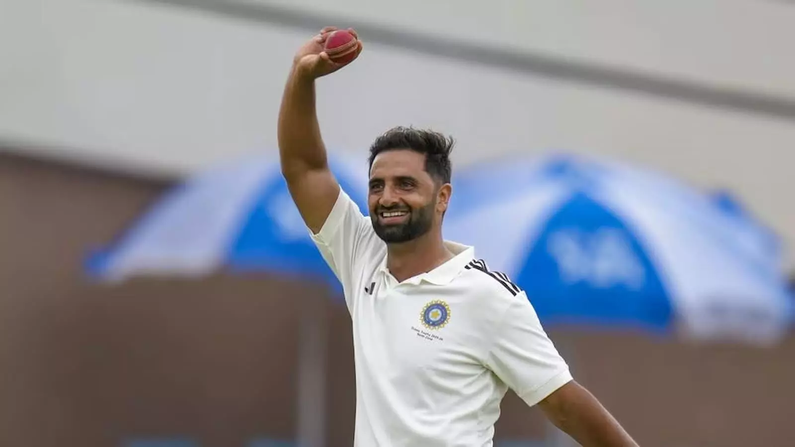 सफेद जर्सी पहने दाएं हाथ का तेज गेंदबाज आकिब नबी डार क्रिकेट मैदान पर गेंद थामे हुए। सफेद जर्सी पहने दाएं हाथ का तेज गेंदबाज आकिब नबी डार क्रिकेट मैदान पर गेंद थामे हुए।