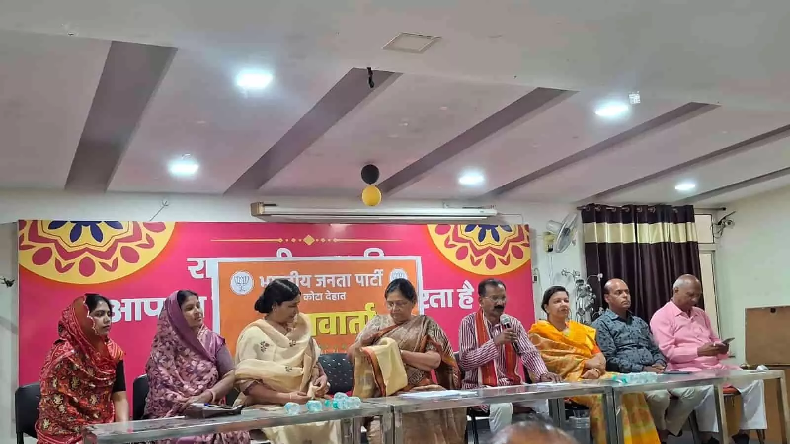 कोटा के राजरानी टावर में आयोजित प्रेस कॉन्फ्रेंस के दौरान मंच पर बैठे भाजपा नेता और सांसद मंजू शर्मा। कोटा के राजरानी टावर में आयोजित प्रेस कॉन्फ्रेंस के दौरान मंच पर बैठे भाजपा नेता और सांसद मंजू शर्मा।