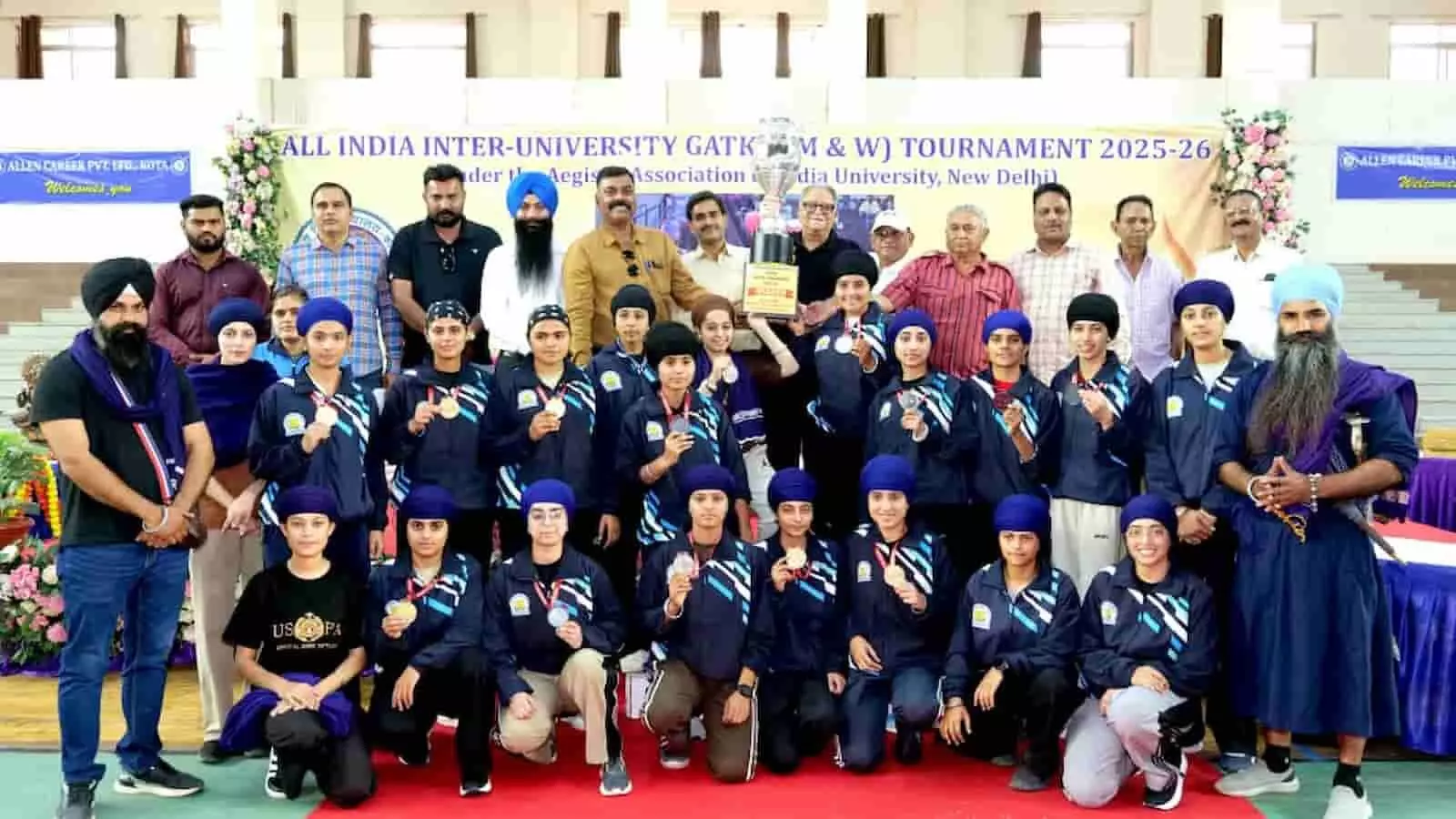 कोटा विश्वविद्यालय में आयोजित अखिल भारतीय अंतर-विश्वविद्यालय गतका प्रतियोगिता के विजेता खिलाड़ी ट्रॉफी और मेडल के साथ उपस्थित हैं। कोटा विश्वविद्यालय में आयोजित अखिल भारतीय अंतर-विश्वविद्यालय गतका प्रतियोगिता के विजेता खिलाड़ी ट्रॉफी और मेडल के साथ उपस्थित हैं।