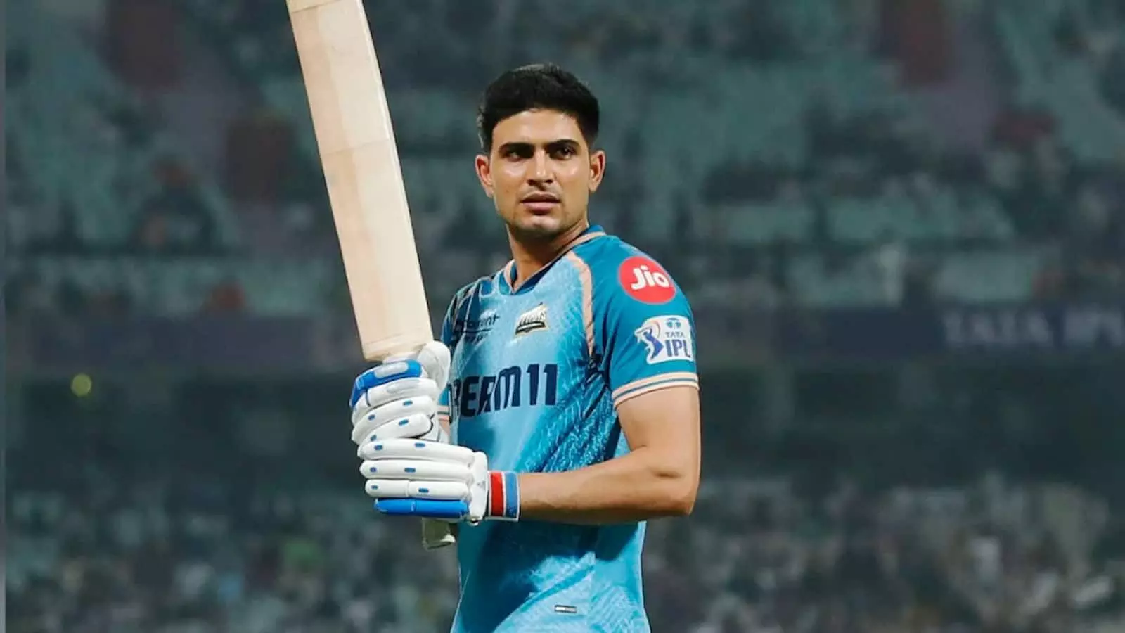 क्रिकेट के मैदान पर गुजरात टाइटंस की जर्सी में बल्ला थामे हुए शुभमन गिल बल्लेबाजी की तैयारी करते हुए। क्रिकेट के मैदान पर गुजरात टाइटंस की जर्सी में बल्ला थामे हुए शुभमन गिल बल्लेबाजी की तैयारी करते हुए।