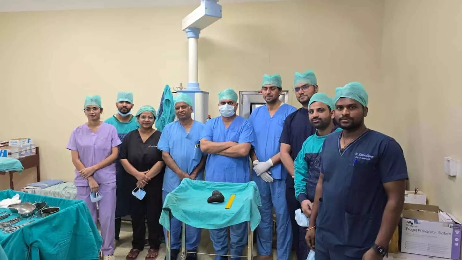 एसआरजी अस्पताल भवानी मंडी की मेडिकल टीम ऑपरेशन के बाद निकाले गए ट्राइकोबेज़ोअर के साथ खड़ी है। एसआरजी अस्पताल भवानी मंडी की मेडिकल टीम ऑपरेशन के बाद निकाले गए ट्राइकोबेज़ोअर के साथ खड़ी है।