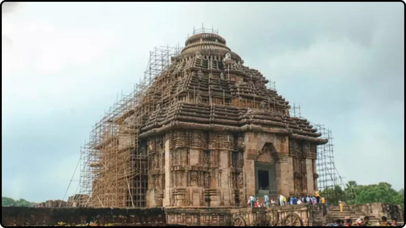 मचान और लोहे के ढांचे से ढका हुआ कोणार्क सूर्य मंदिर ओडिशा में मरम्मत कार्य के संदर्भ में। मचान और लोहे के ढांचे से ढका हुआ कोणार्क सूर्य मंदिर ओडिशा में मरम्मत कार्य के संदर्भ में।
