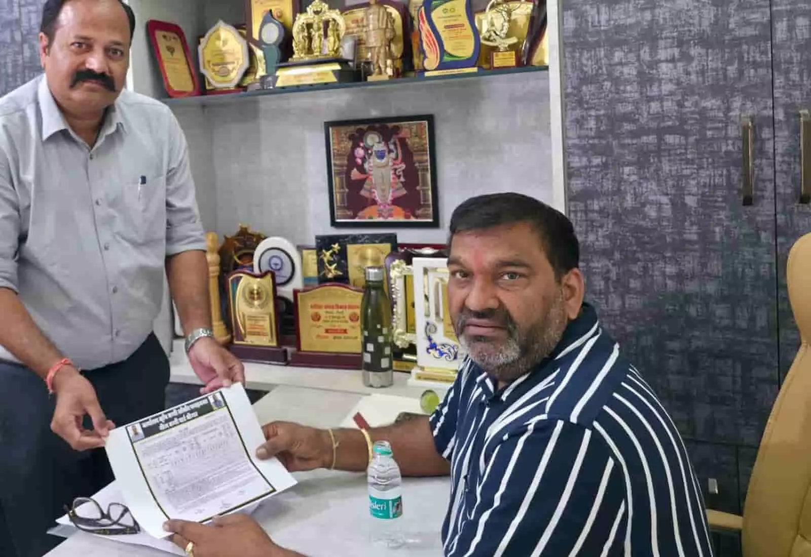 भीण्डर मण्डी में भूखण्ड आवंटन योजना के दस्तावेज देखते विधायक उदय लाल डांगी और मण्डी सचिव। भीण्डर मण्डी में भूखण्ड आवंटन योजना के दस्तावेज देखते विधायक उदय लाल डांगी और मण्डी सचिव।