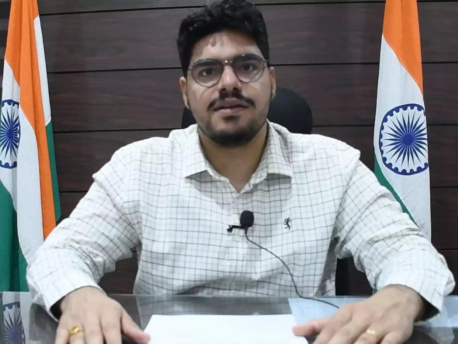 सवाई माधोपुर जिला परिषद सीईओ गौरव बुड़ानिया कार्यालय में मुख्यमंत्री विकसित ग्राम अभियान की जानकारी देते हुए। सवाई माधोपुर जिला परिषद सीईओ गौरव बुड़ानिया कार्यालय में मुख्यमंत्री विकसित ग्राम अभियान की जानकारी देते हुए।