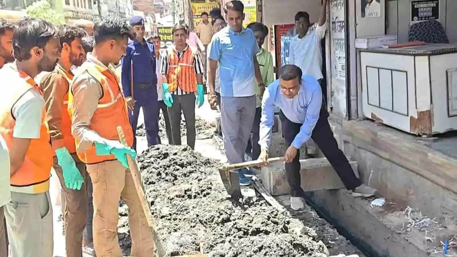 गंगापुर सिटी में अतिरिक्त जिला कलेक्टर सुदर्शन सिंह तोमर कचहरी रोड पर फावड़े से नाले की सफाई करते हुए। गंगापुर सिटी में अतिरिक्त जिला कलेक्टर सुदर्शन सिंह तोमर कचहरी रोड पर फावड़े से नाले की सफाई करते हुए।