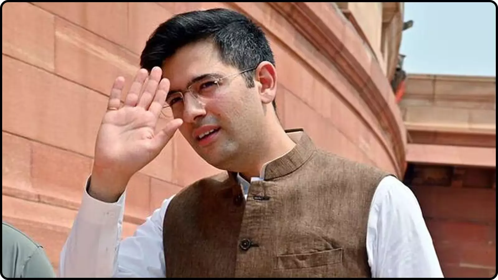 चश्मा पहने और हाथ हिलाते हुए राघव चड्ढा नई दिल्ली में राजनीतिक बदलाव के दौरान। चश्मा पहने और हाथ हिलाते हुए राघव चड्ढा नई दिल्ली में राजनीतिक बदलाव के दौरान।