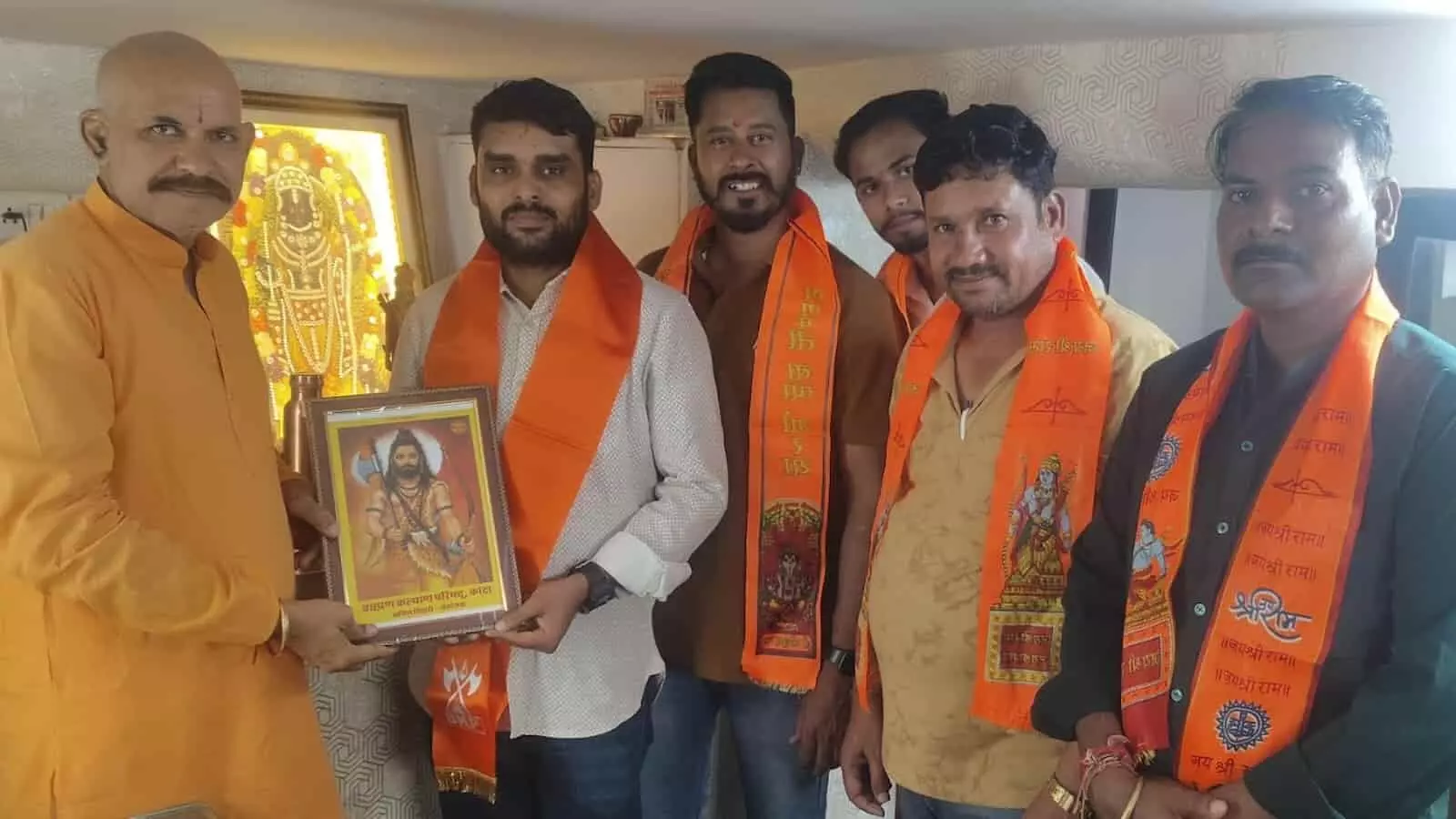 कोटा में ब्राह्मण कल्याण परिषद के सदस्य नवनियुक्त आरएएस अधिकारी विक्रांत तिवारी को तस्वीर भेंट कर सम्मानित करते हुए। कोटा में ब्राह्मण कल्याण परिषद के सदस्य नवनियुक्त आरएएस अधिकारी विक्रांत तिवारी को तस्वीर भेंट कर सम्मानित करते हुए।