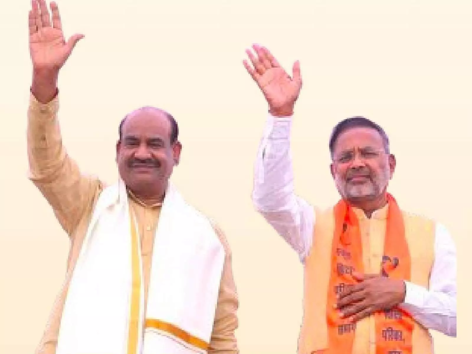 सांगोद में शिलान्यास कार्यक्रम के दौरान हाथ उठाकर अभिवादन करते ओम बिरला और हीरालाल नागर। सांगोद में शिलान्यास कार्यक्रम के दौरान हाथ उठाकर अभिवादन करते ओम बिरला और हीरालाल नागर।