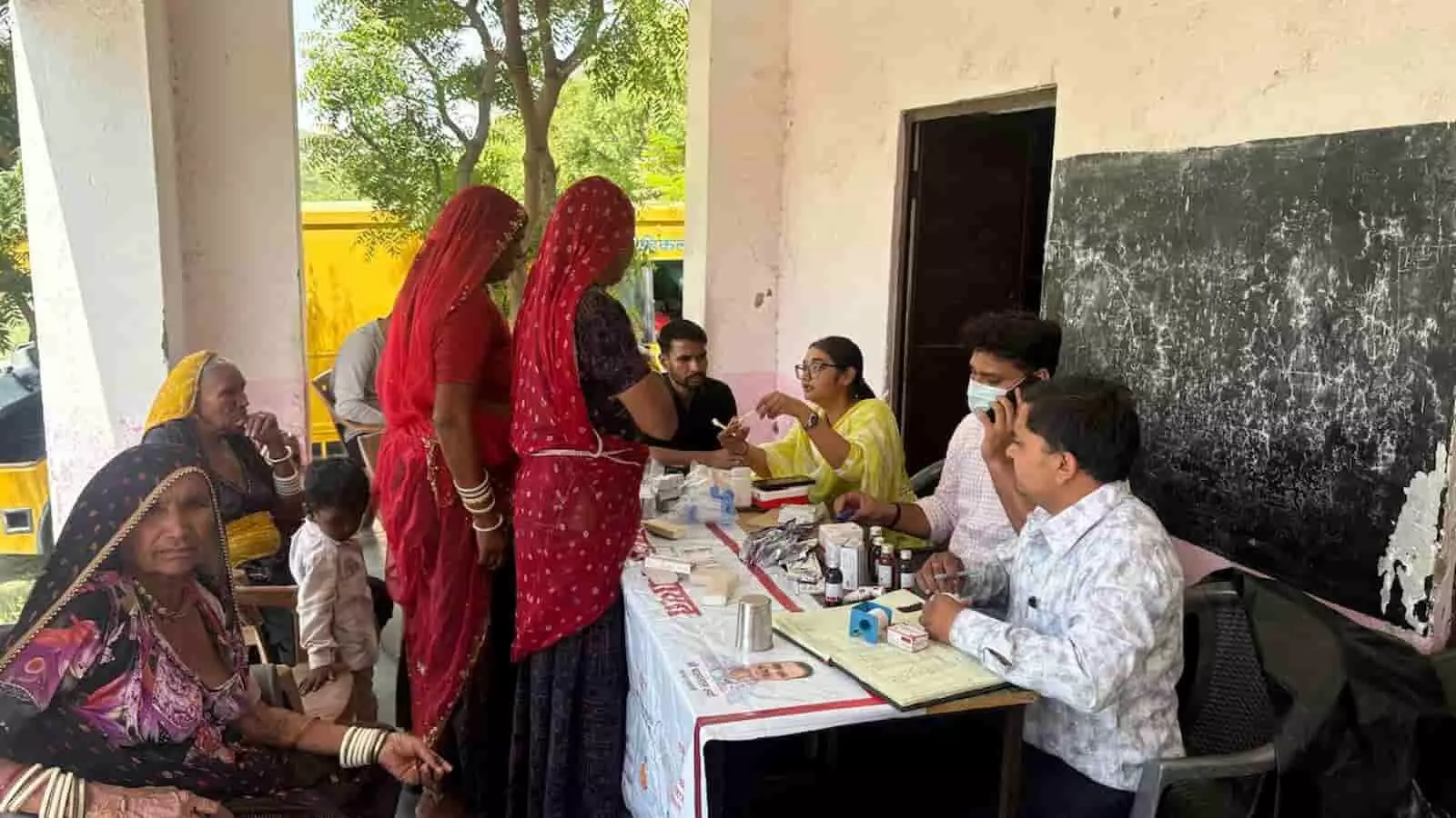 झालामंड के स्वास्थ्य शिविर में चिकित्सा कर्मियों द्वारा ग्रामीणों की टीबी जांच और परामर्श प्रक्रिया। झालामंड के स्वास्थ्य शिविर में चिकित्सा कर्मियों द्वारा ग्रामीणों की टीबी जांच और परामर्श प्रक्रिया।