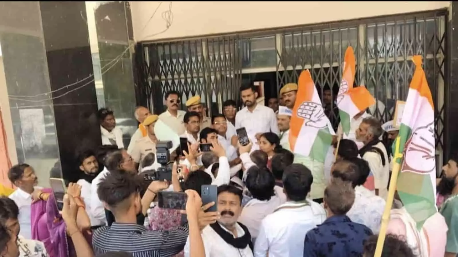 बारां कलेक्ट्रेट के बाहर चुनाव की मांग को लेकर प्रदर्शन करते कांग्रेस कार्यकर्ता और पुलिस बल। बारां कलेक्ट्रेट के बाहर चुनाव की मांग को लेकर प्रदर्शन करते कांग्रेस कार्यकर्ता और पुलिस बल।