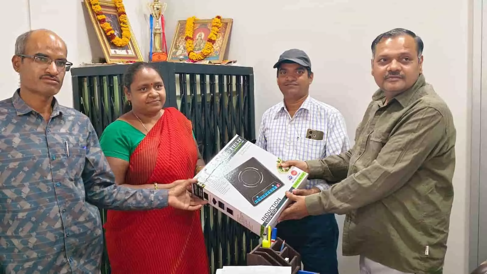 आमेट एवीवीएनएल कार्यालय में अधिकारी उपभोक्ता को प्रधानमंत्री सूर्य घर योजना के तहत इंडक्शन चूल्हा भेंट करते हुए। आमेट एवीवीएनएल कार्यालय में अधिकारी उपभोक्ता को प्रधानमंत्री सूर्य घर योजना के तहत इंडक्शन चूल्हा भेंट करते हुए।
