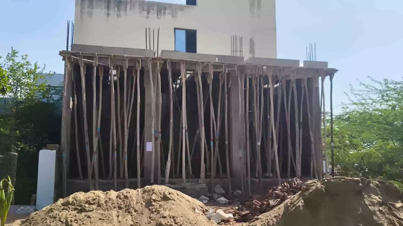 आमेट की इंदिरा कॉलोनी में निर्माणाधीन अवैध दुकानों के बाहर लगे लकड़ी के सहारे और निर्माण सामग्री। आमेट की इंदिरा कॉलोनी में निर्माणाधीन अवैध दुकानों के बाहर लगे लकड़ी के सहारे और निर्माण सामग्री।