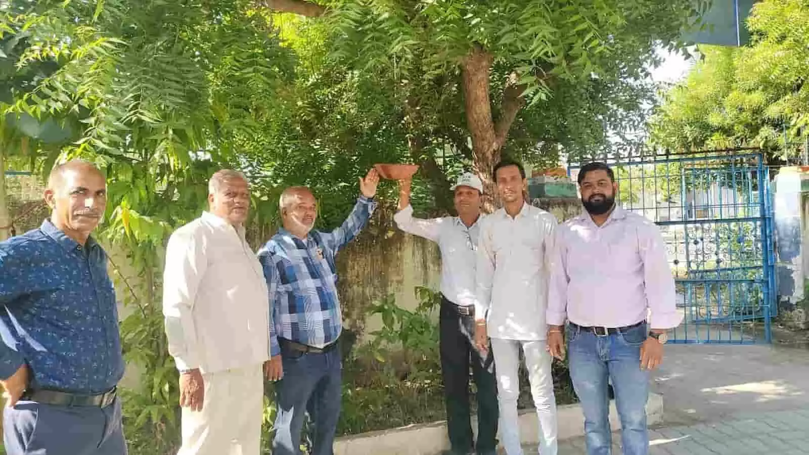 फतहनगर के राजकीय विद्यालय में पेड़ पर पक्षियों के लिए मिट्टी का परिण्डा बांधते हुए लोग। फतहनगर के राजकीय विद्यालय में पेड़ पर पक्षियों के लिए मिट्टी का परिण्डा बांधते हुए लोग।