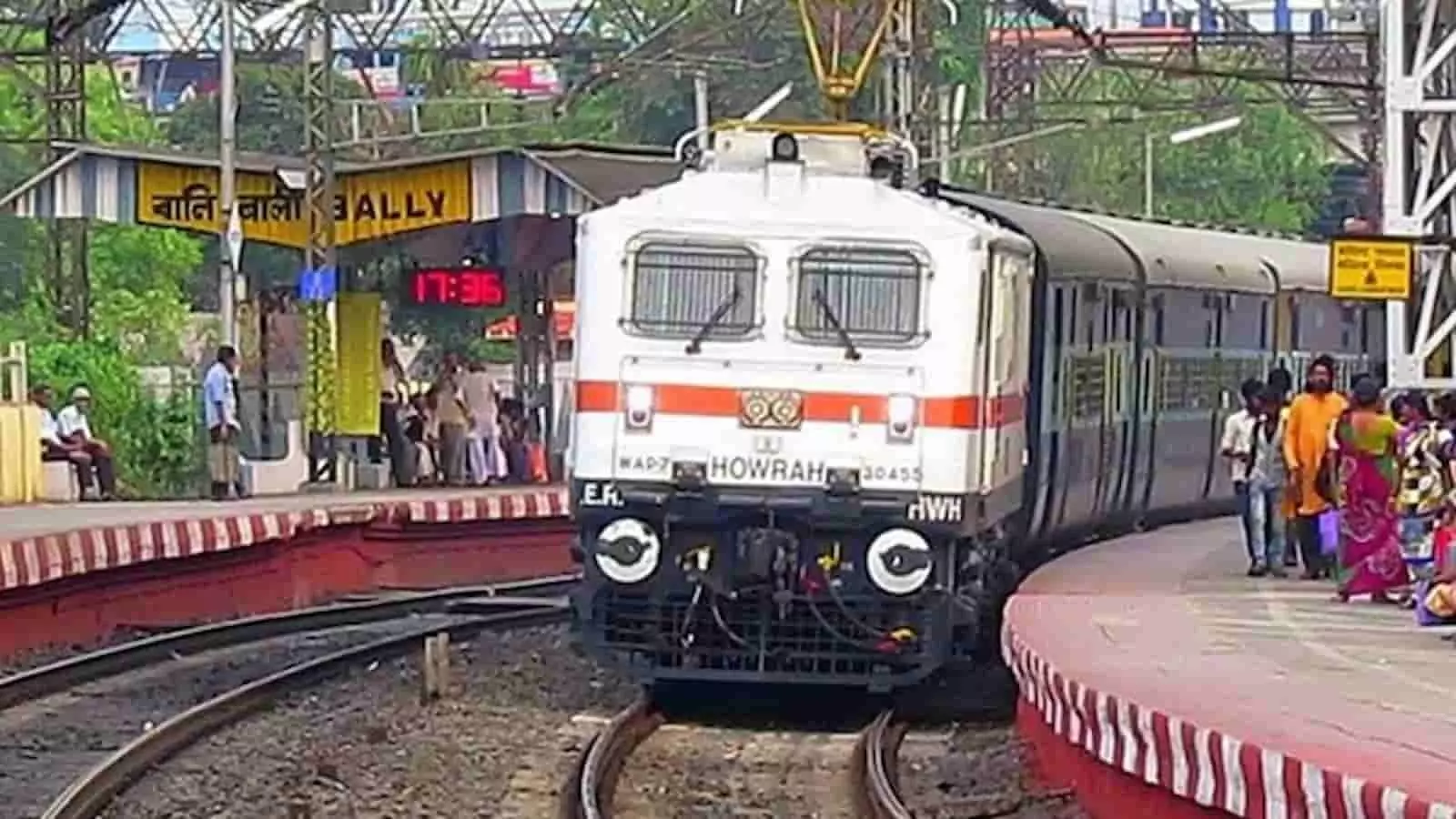 हावड़ा रेलवे स्टेशन के प्लेटफॉर्म पर खड़ी इलेक्ट्रिक लोकोमोटिव इंजन वाली यात्री ट्रेन का दृश्य। हावड़ा रेलवे स्टेशन के प्लेटफॉर्म पर खड़ी इलेक्ट्रिक लोकोमोटिव इंजन वाली यात्री ट्रेन का दृश्य।