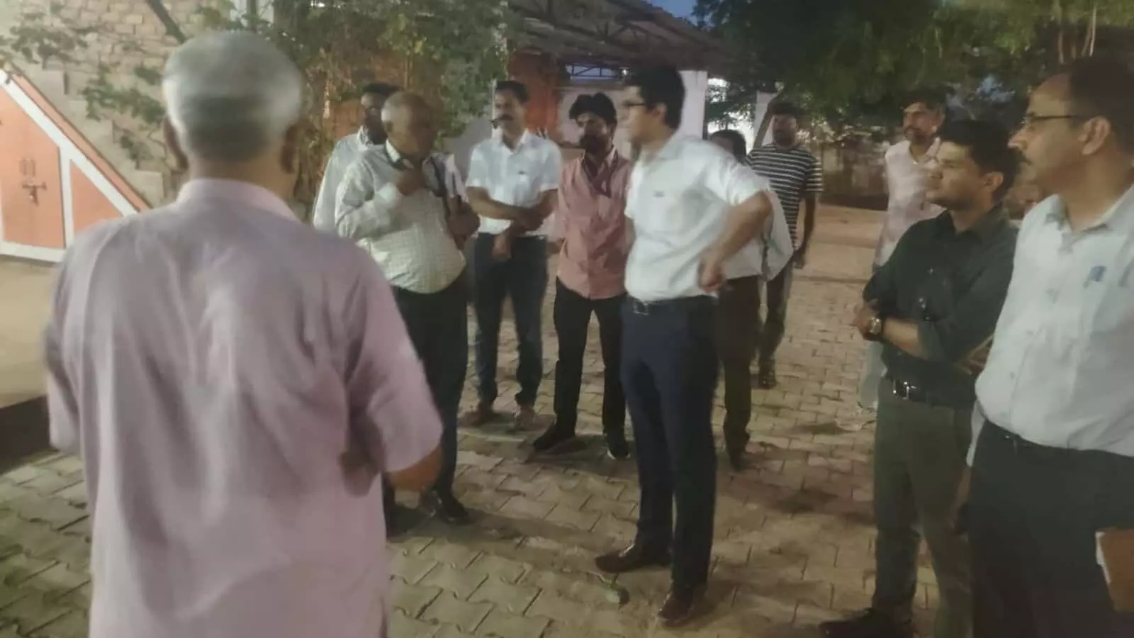करौली जिला कलक्टर अक्षय गोदारा ठेकरा स्थित यादव वाटी गौशाला में अधिकारियों के साथ व्यवस्थाओं का निरीक्षण करते हुए। करौली जिला कलक्टर अक्षय गोदारा ठेकरा स्थित यादव वाटी गौशाला में अधिकारियों के साथ व्यवस्थाओं का निरीक्षण करते हुए।