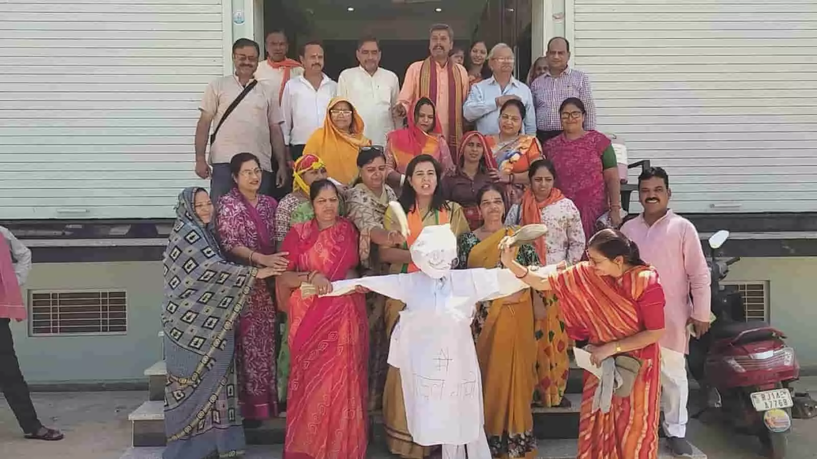सवाई माधोपुर में कांग्रेस के खिलाफ प्रदर्शन के दौरान राहुल गांधी का पुतला फूंकतीं भाजपा महिला मोर्चा की सदस्य। सवाई माधोपुर में कांग्रेस के खिलाफ प्रदर्शन के दौरान राहुल गांधी का पुतला फूंकतीं भाजपा महिला मोर्चा की सदस्य।