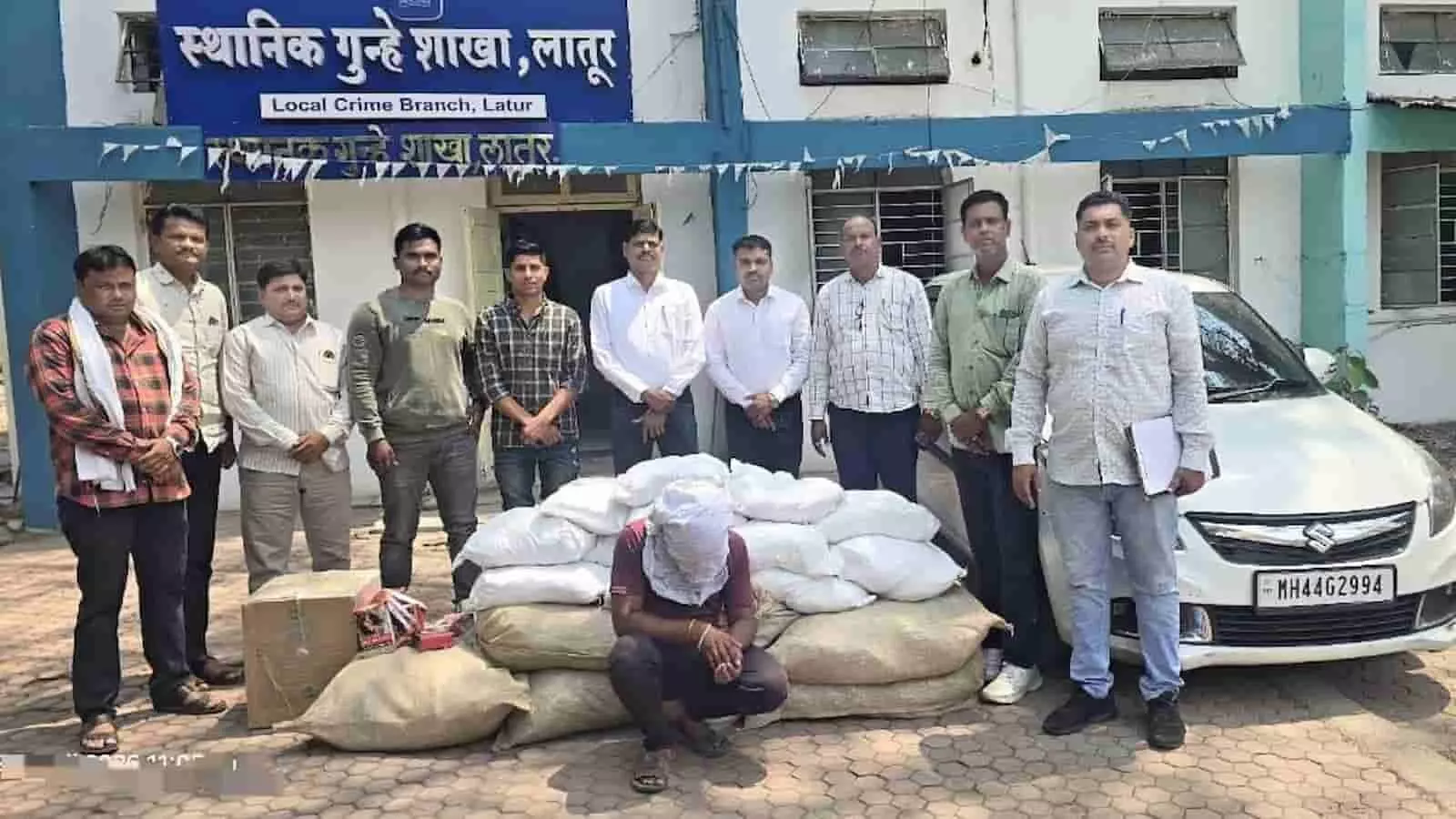लातूर पुलिस टीम स्थानीय अपराध शाखा कार्यालय के सामने जब्त गुटखा और आरोपी के साथ खड़ी है। लातूर पुलिस टीम स्थानीय अपराध शाखा कार्यालय के सामने जब्त गुटखा और आरोपी के साथ खड़ी है।