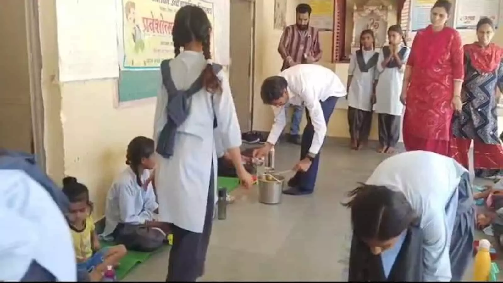 निम्बाहेडा के सरकारी स्कूल में अधिकारी अरविंद मूंदड़ा बच्चों को मिड डे मील परोस रहे हैं। निम्बाहेडा के सरकारी स्कूल में अधिकारी अरविंद मूंदड़ा बच्चों को मिड डे मील परोस रहे हैं।
