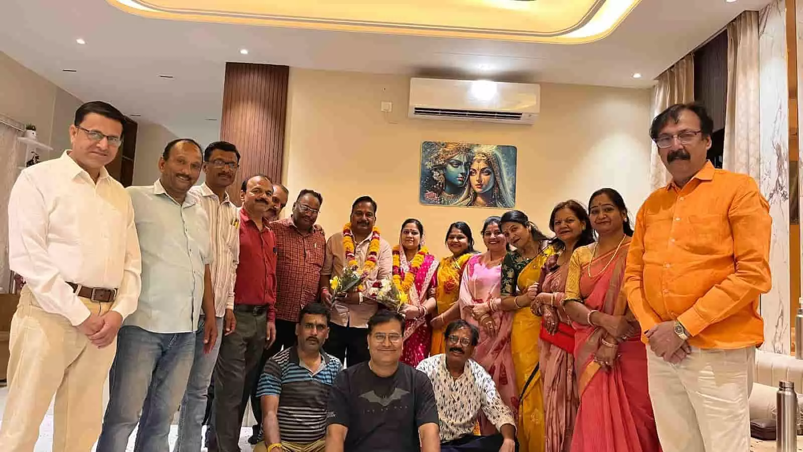 बारां में पर्यटन विकास गोष्ठी के दौरान समूह में खड़े होटल फेडरेशन पदाधिकारी और स्थानीय नागरिक। बारां में पर्यटन विकास गोष्ठी के दौरान समूह में खड़े होटल फेडरेशन पदाधिकारी और स्थानीय नागरिक।